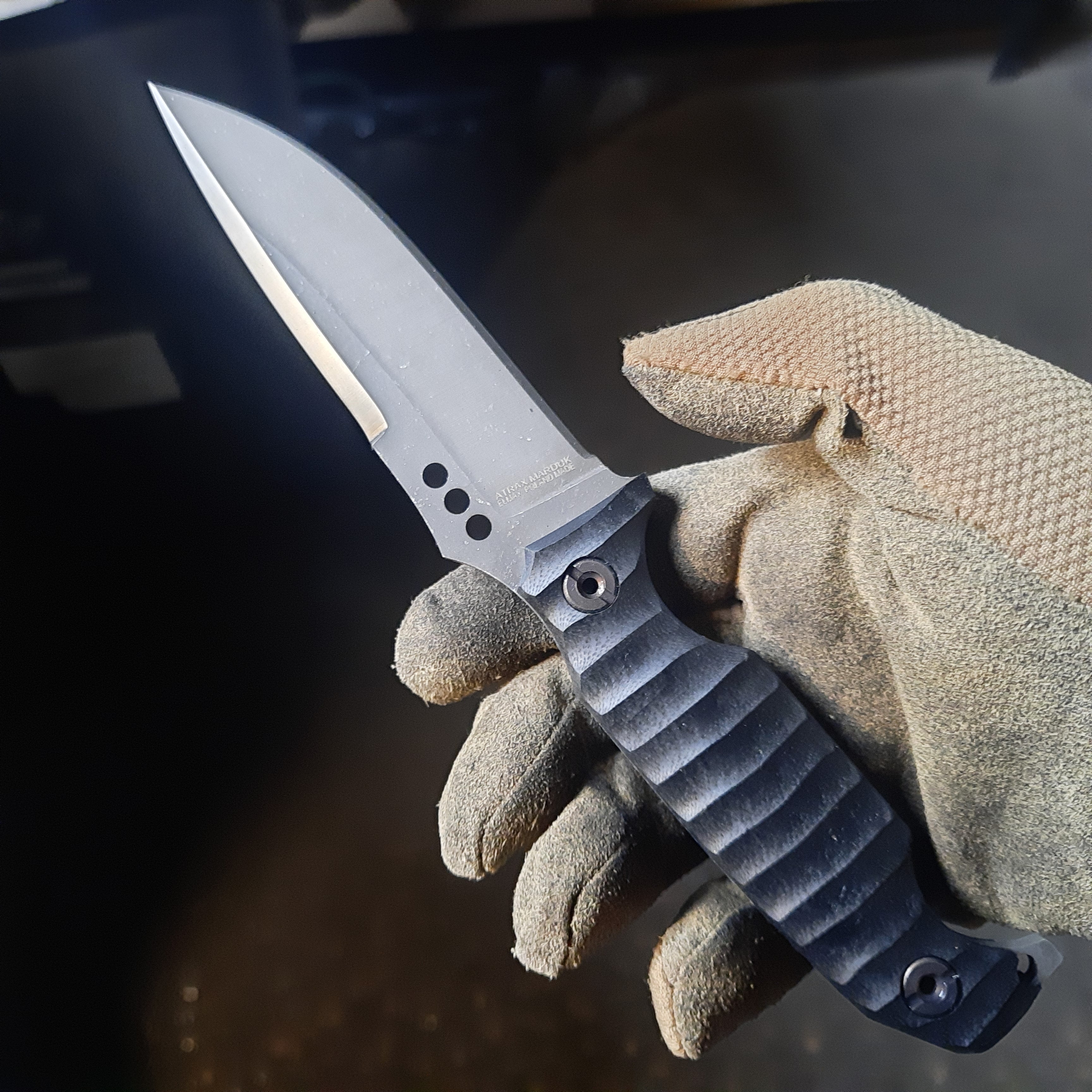 Atrax MARDUK Taktisches Messer mit braunem Griff und Coyote Tan Cerakote