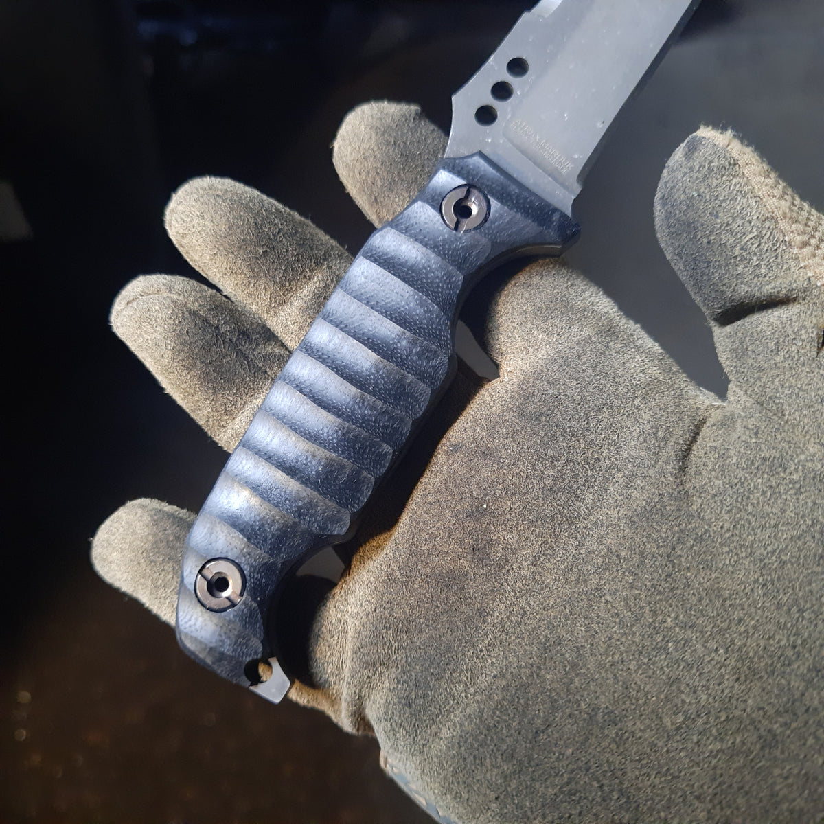 Atrax MARDUK Taktisches Messer mit braunem Griff und Coyote Tan Cerakote