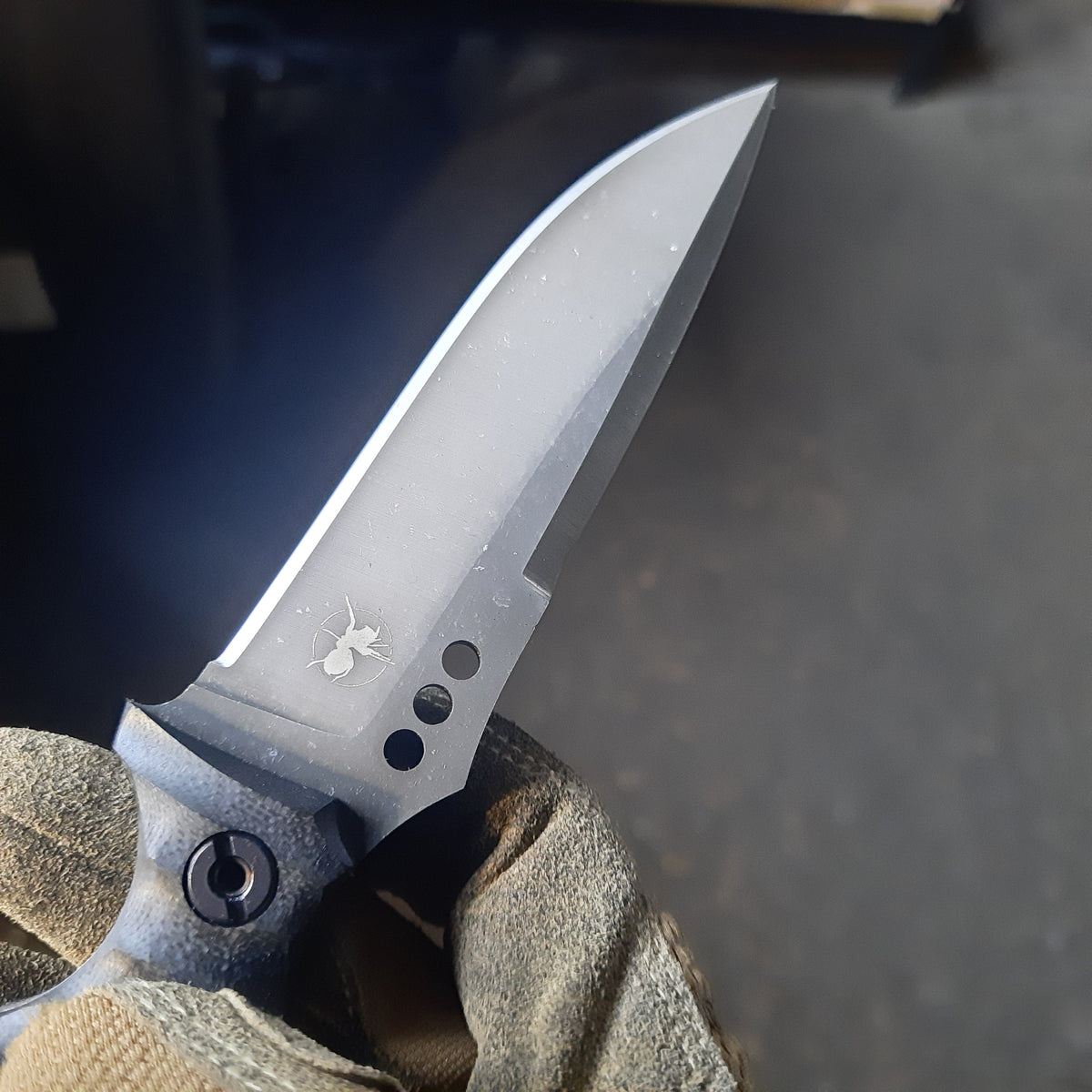 Atrax MARDUK Taktisches Messer mit braunem Griff und Coyote Tan Cerakote