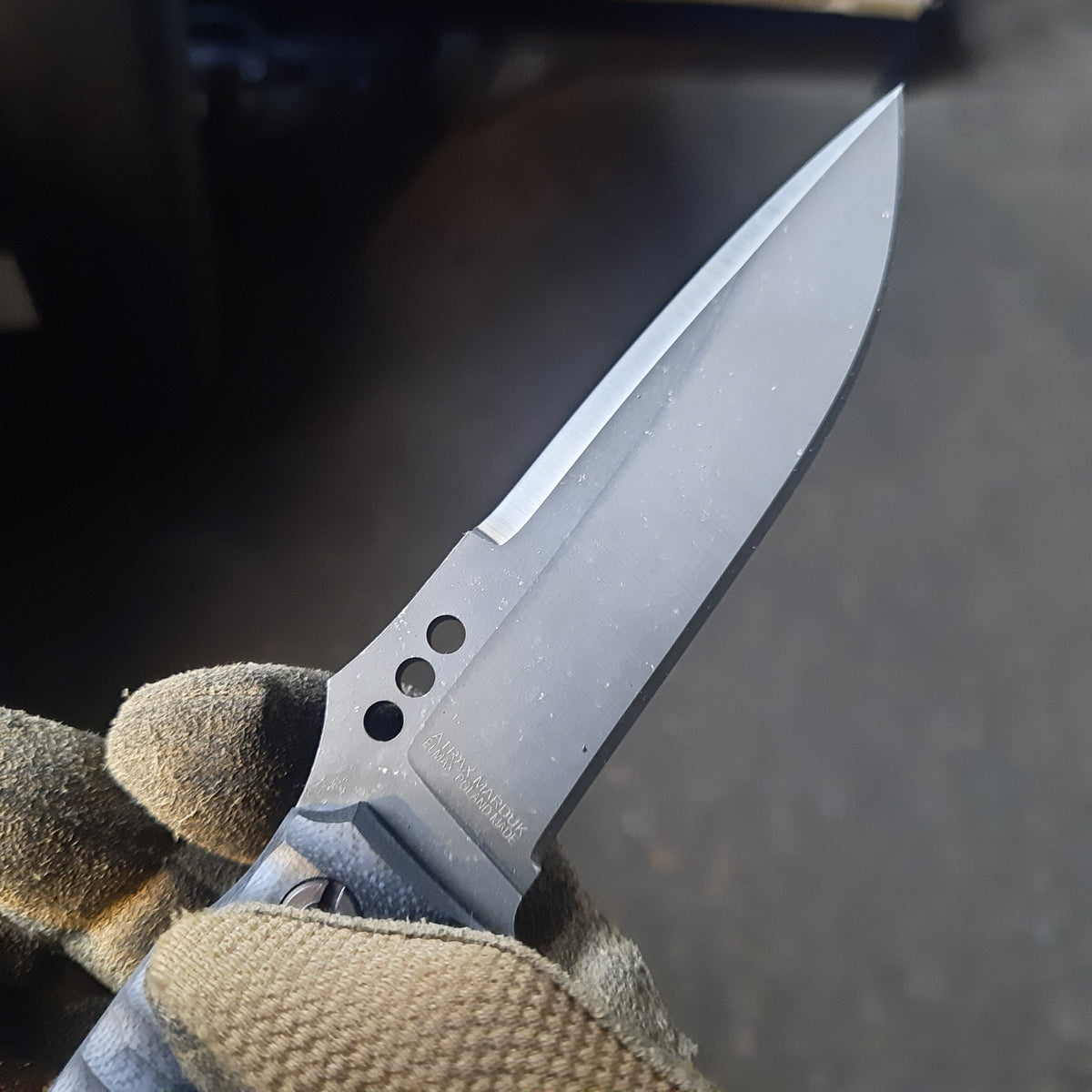 Atrax MARDUK Taktisches Messer mit braunem Griff und Coyote Tan Cerakote