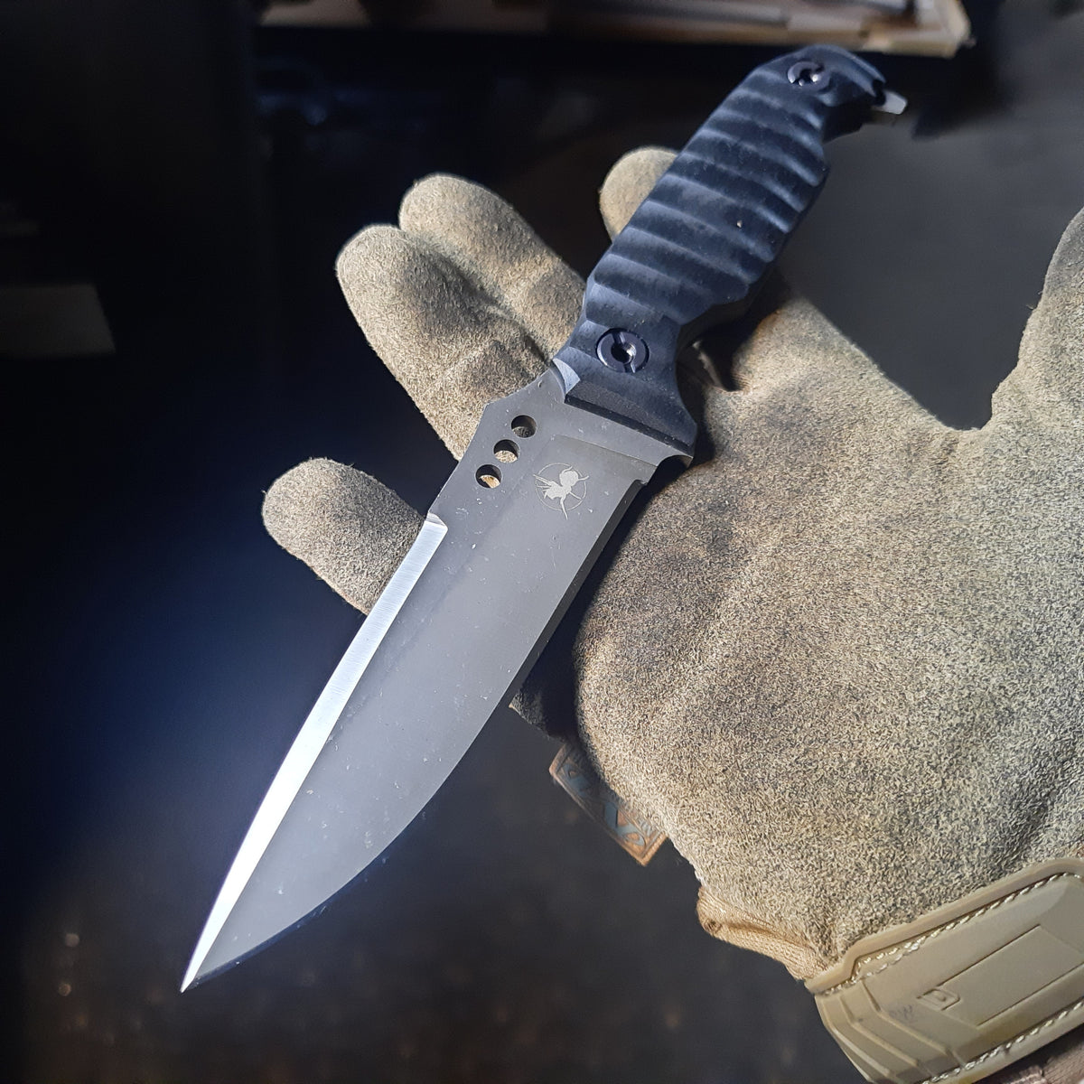 Atrax MARDUK Taktisches Messer mit braunem Griff und Coyote Tan Cerakote