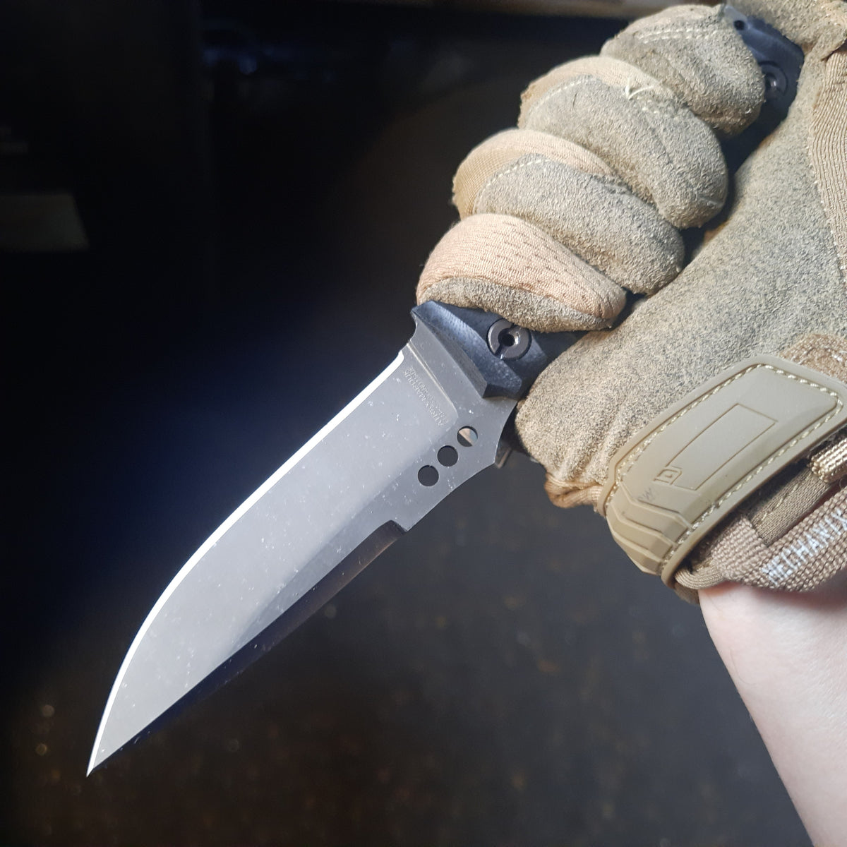 Atrax MARDUK Taktisches Messer mit braunem Griff und Coyote Tan Cerakote