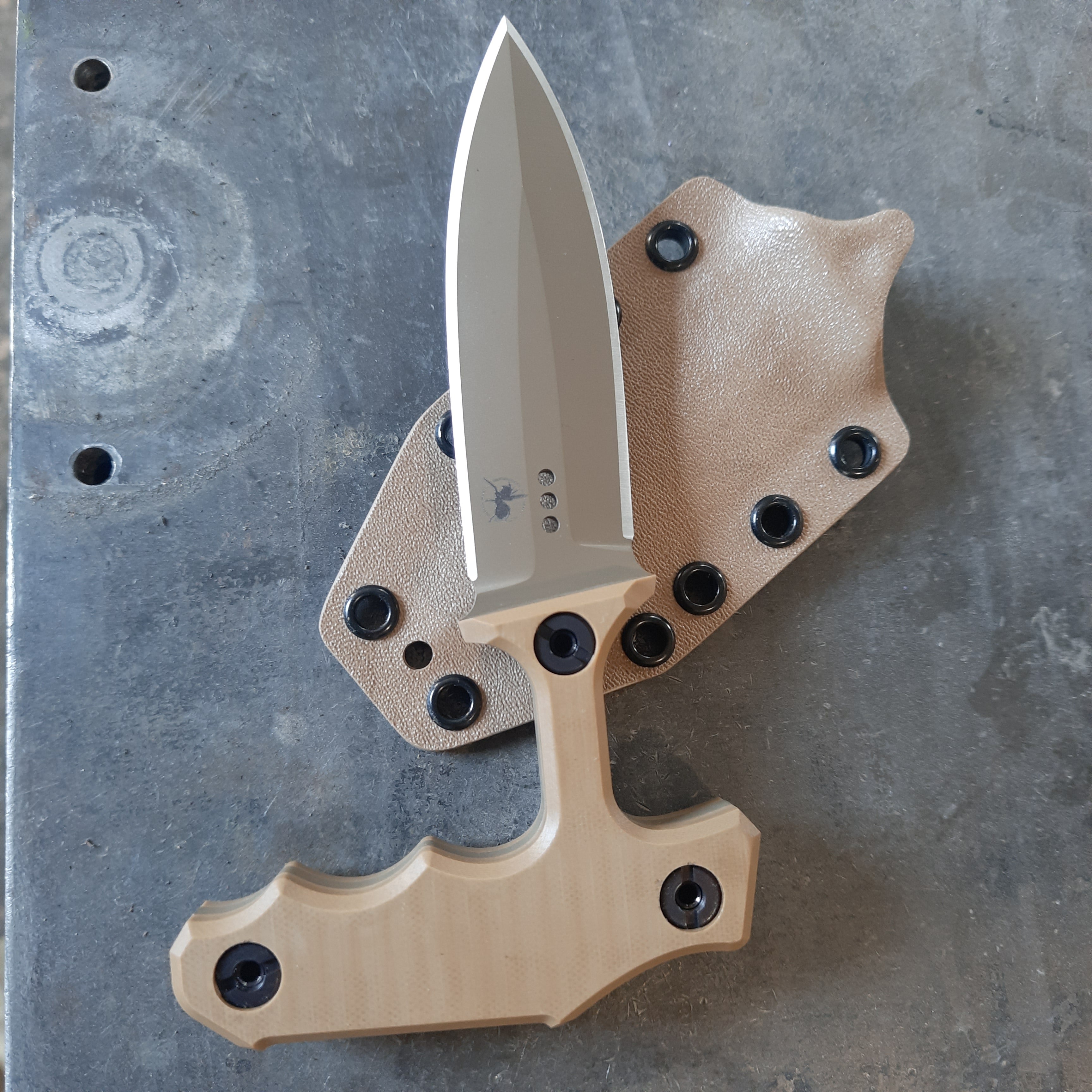 Atrax ENKIDU Taktisches Stoßmesser mit schwarzem Griff und LR Black Cerakote-Finish