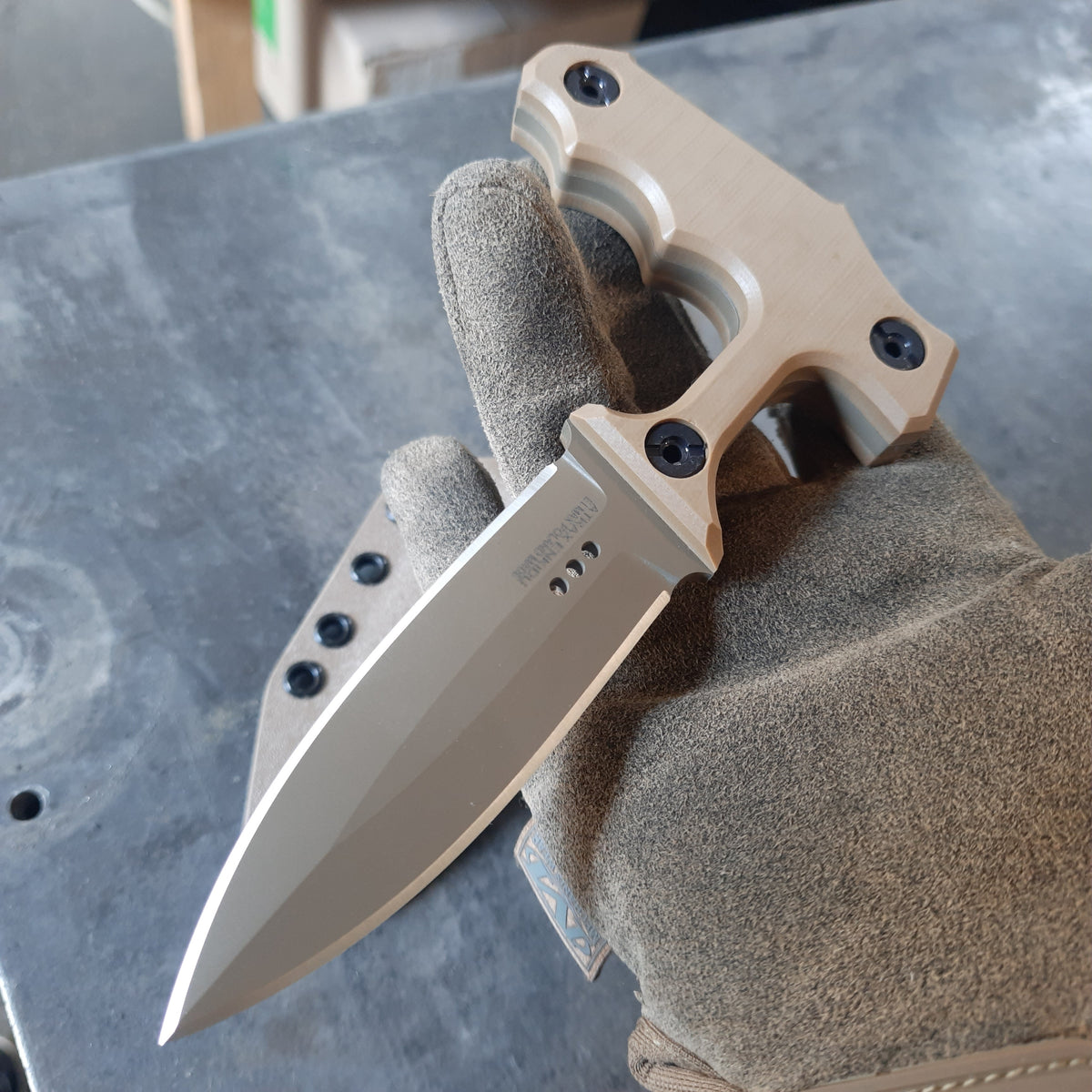 Atrax ENKIDU Taktisches Stoßmesser mit schwarzem Griff und LR Black Cerakote-Finish