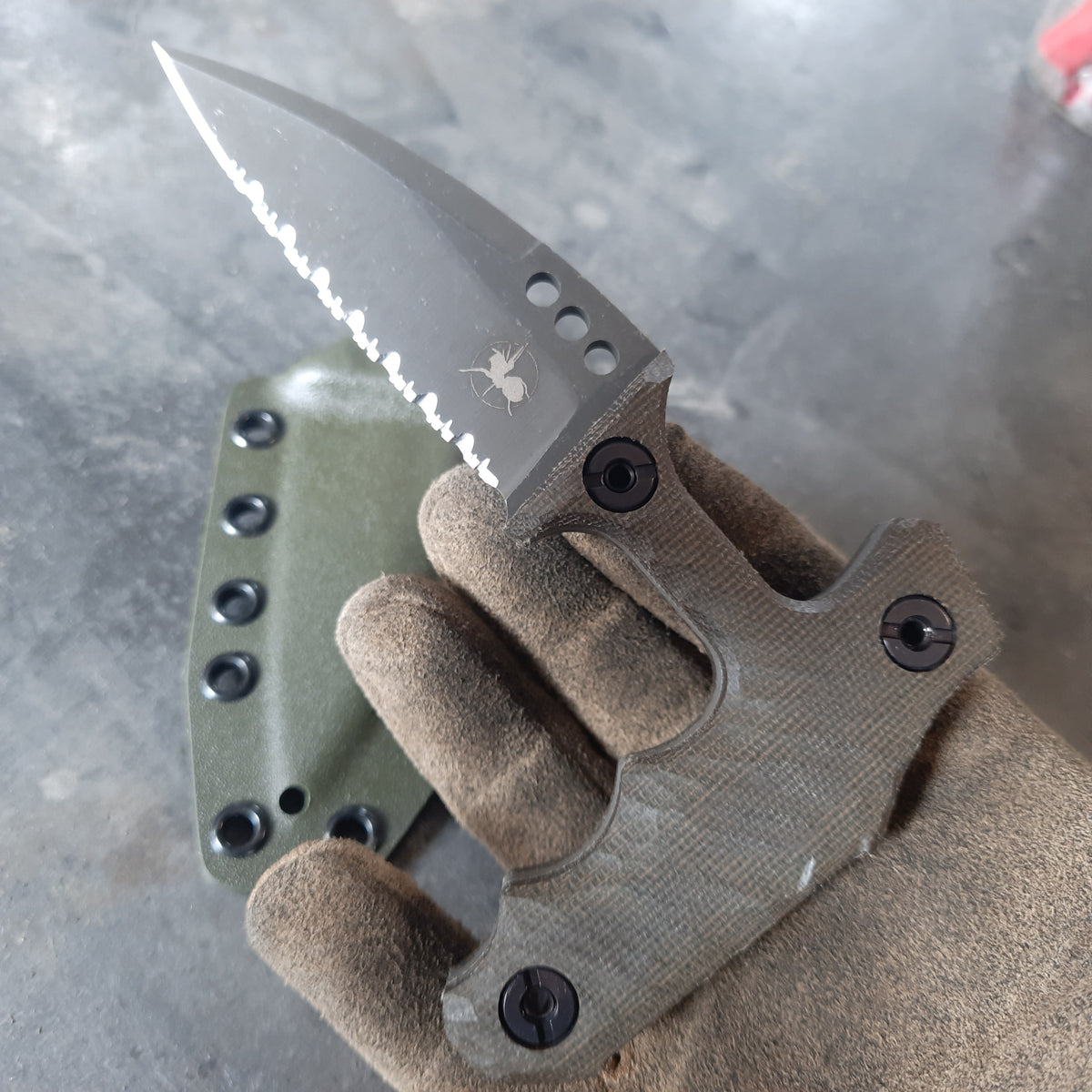 Atrax ENKIDU Taktisches Stoßmesser mit schwarzem Griff und LR Black Cerakote-Finish