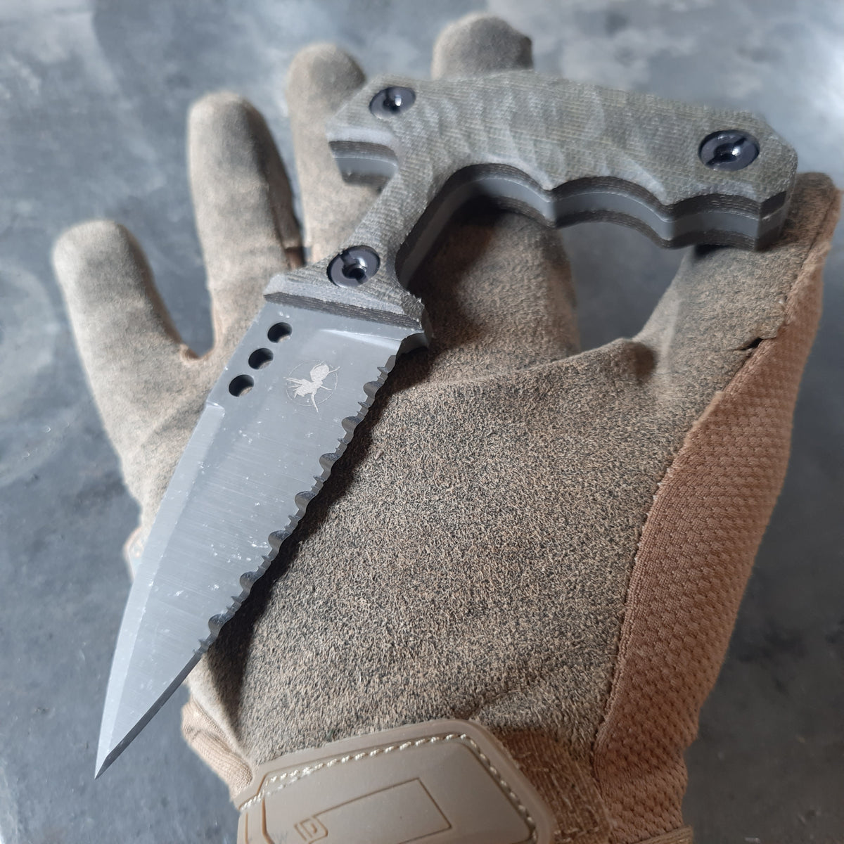 Atrax ENKIDU Taktisches Stoßmesser mit schwarzem Griff und LR Black Cerakote-Finish