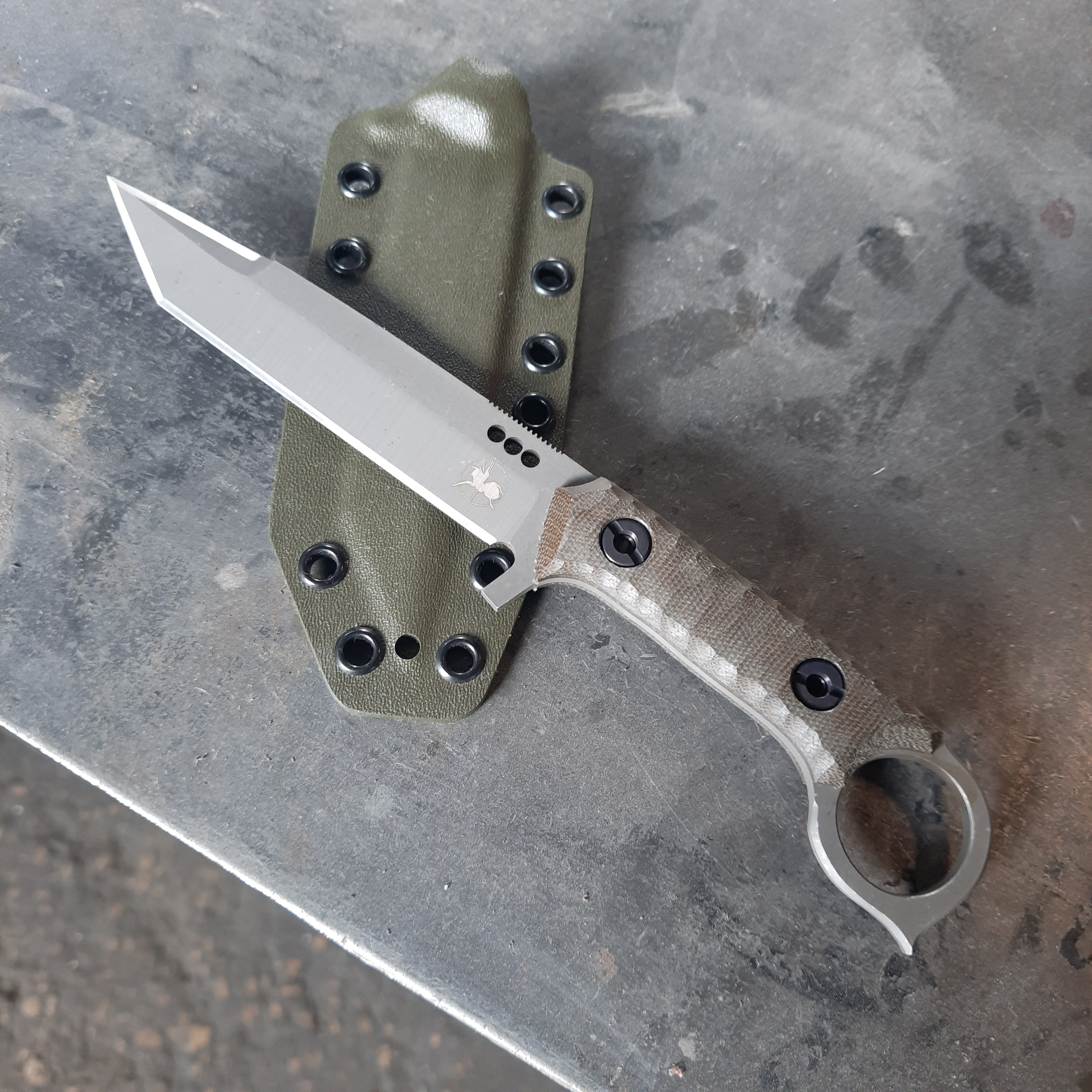Atrax Shadow XL Taktisches Ringmesser mit braunem Canvas-Micarta-Griff