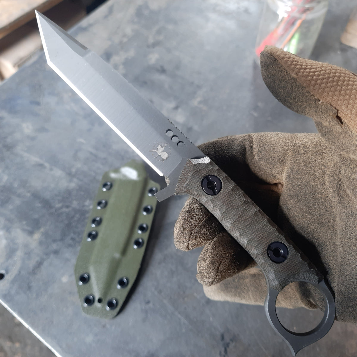 Atrax Shadow XL Taktisches Ringmesser mit braunem Canvas-Micarta-Griff