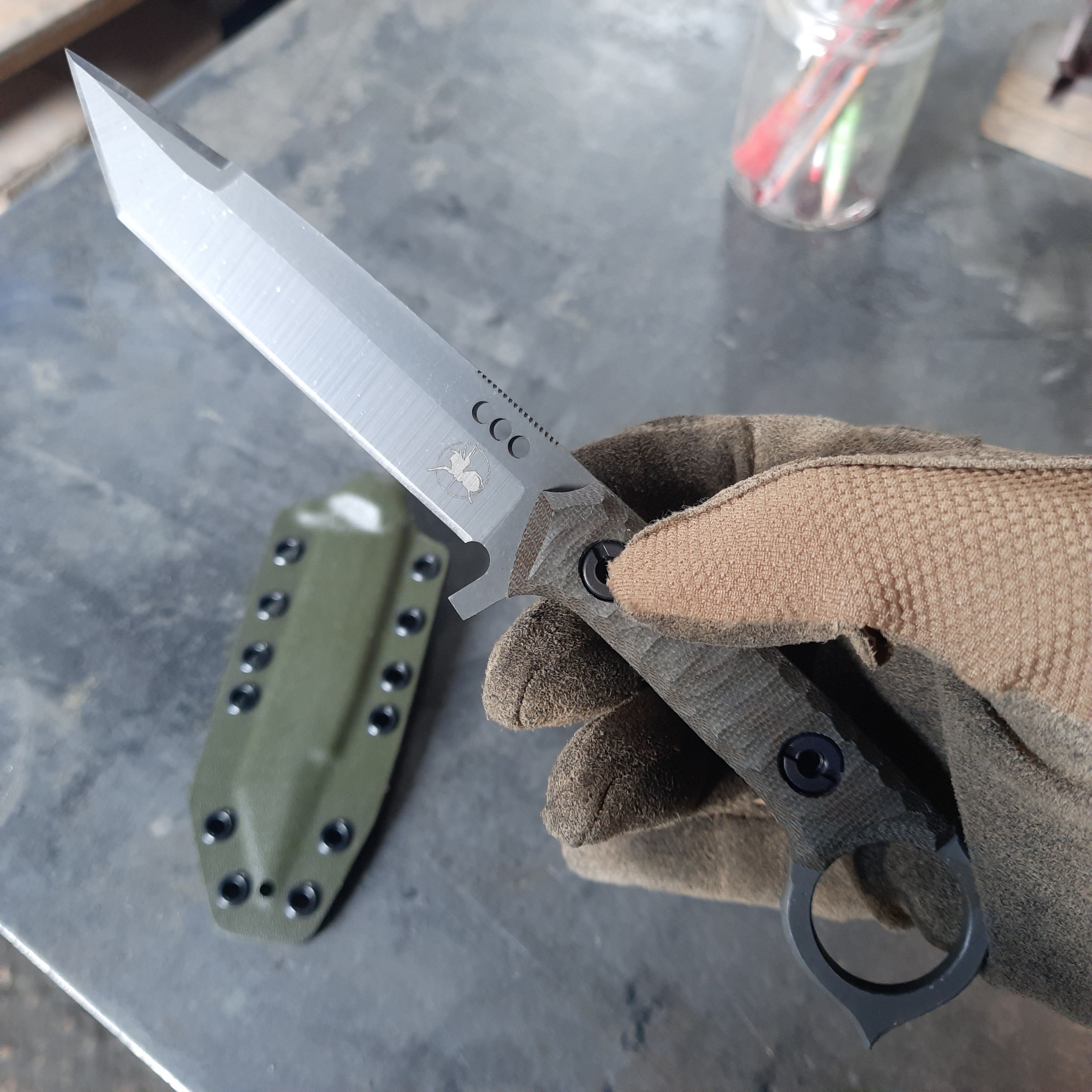 Atrax Shadow XL Taktisches Ringmesser mit braunem Canvas-Micarta-Griff