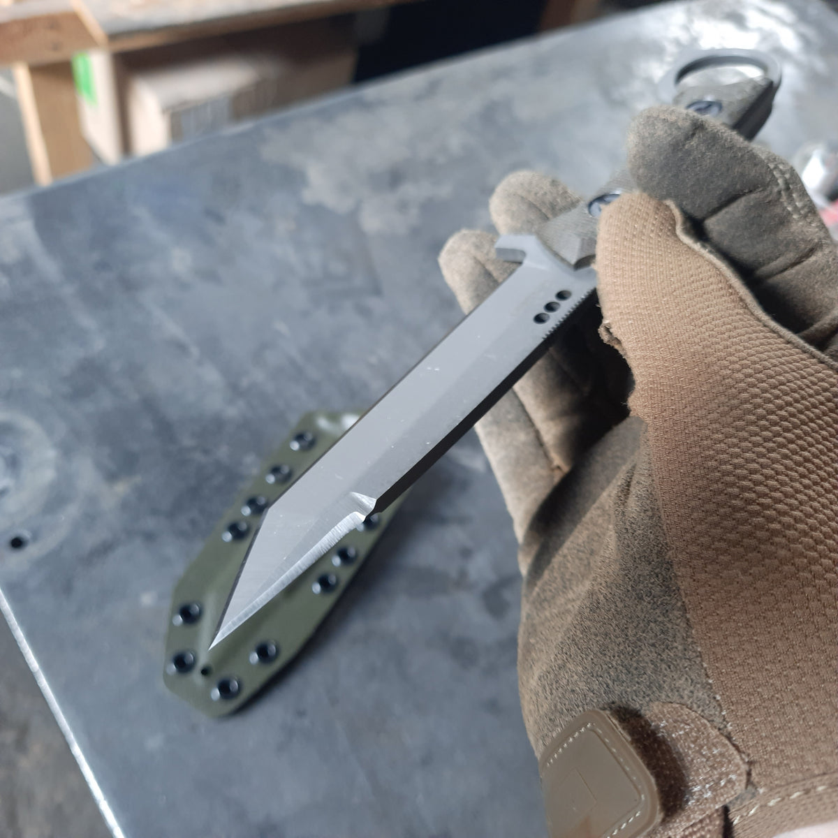 Atrax Shadow XL Taktisches Ringmesser mit braunem Canvas-Micarta-Griff