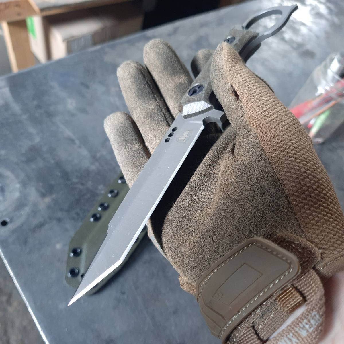 Atrax Shadow XL Taktisches Ringmesser mit braunem Canvas-Micarta-Griff