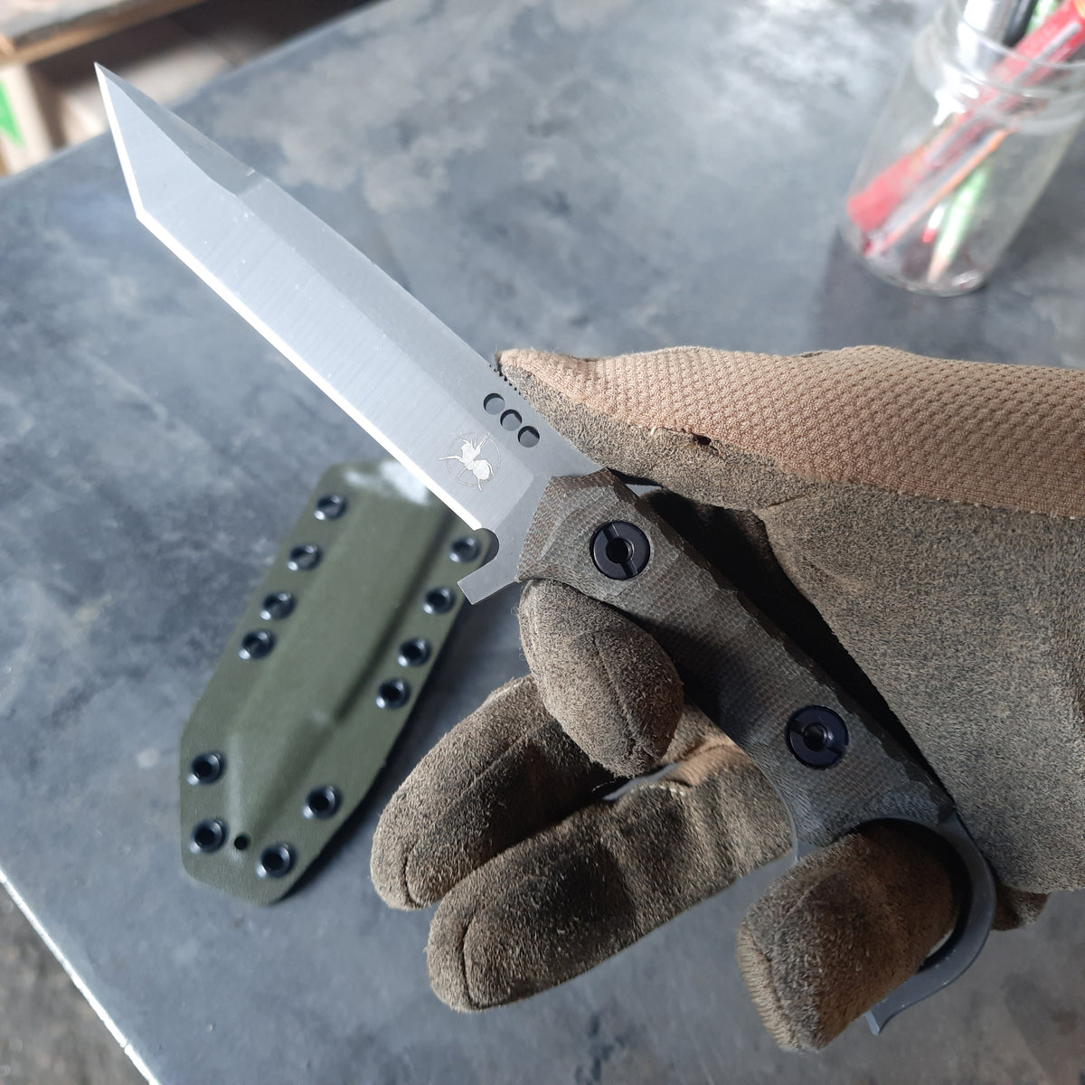 Atrax Shadow XL Taktisches Ringmesser mit braunem Canvas-Micarta-Griff