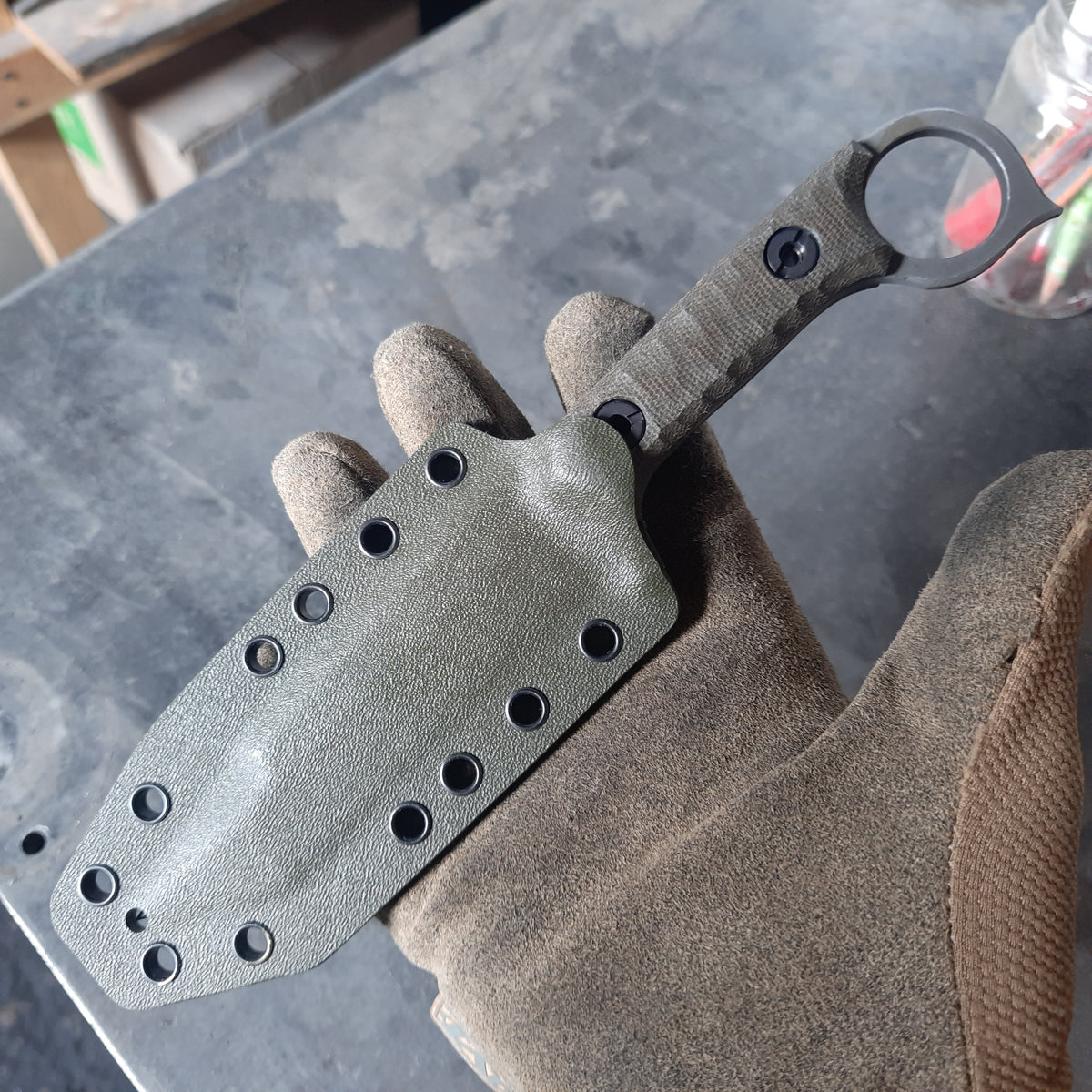 Atrax Shadow XL Taktisches Ringmesser mit braunem Canvas-Micarta-Griff