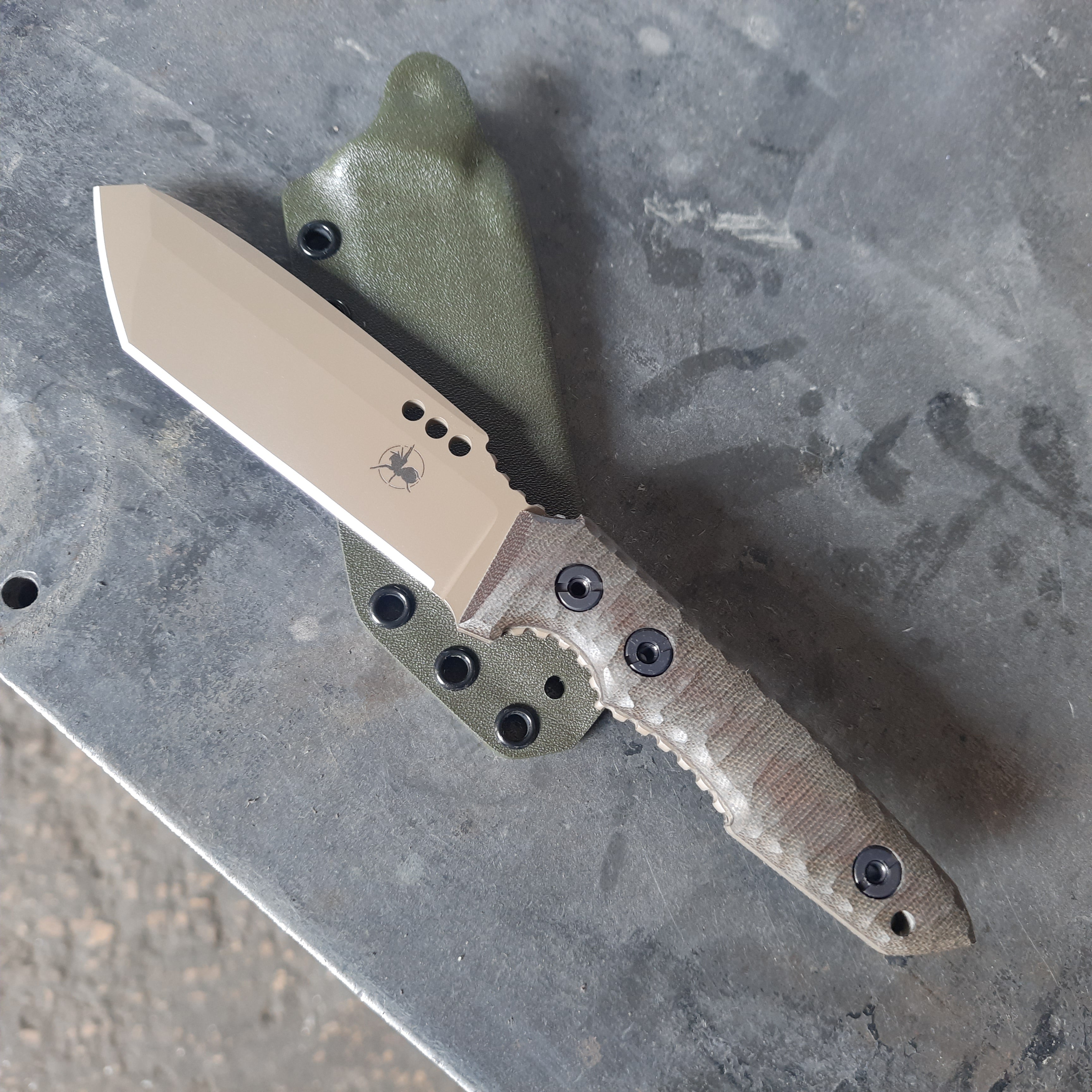 Atrax Venom Tactical &amp; Daycare Messer Stonewashed mit grünem Micarta-Griff