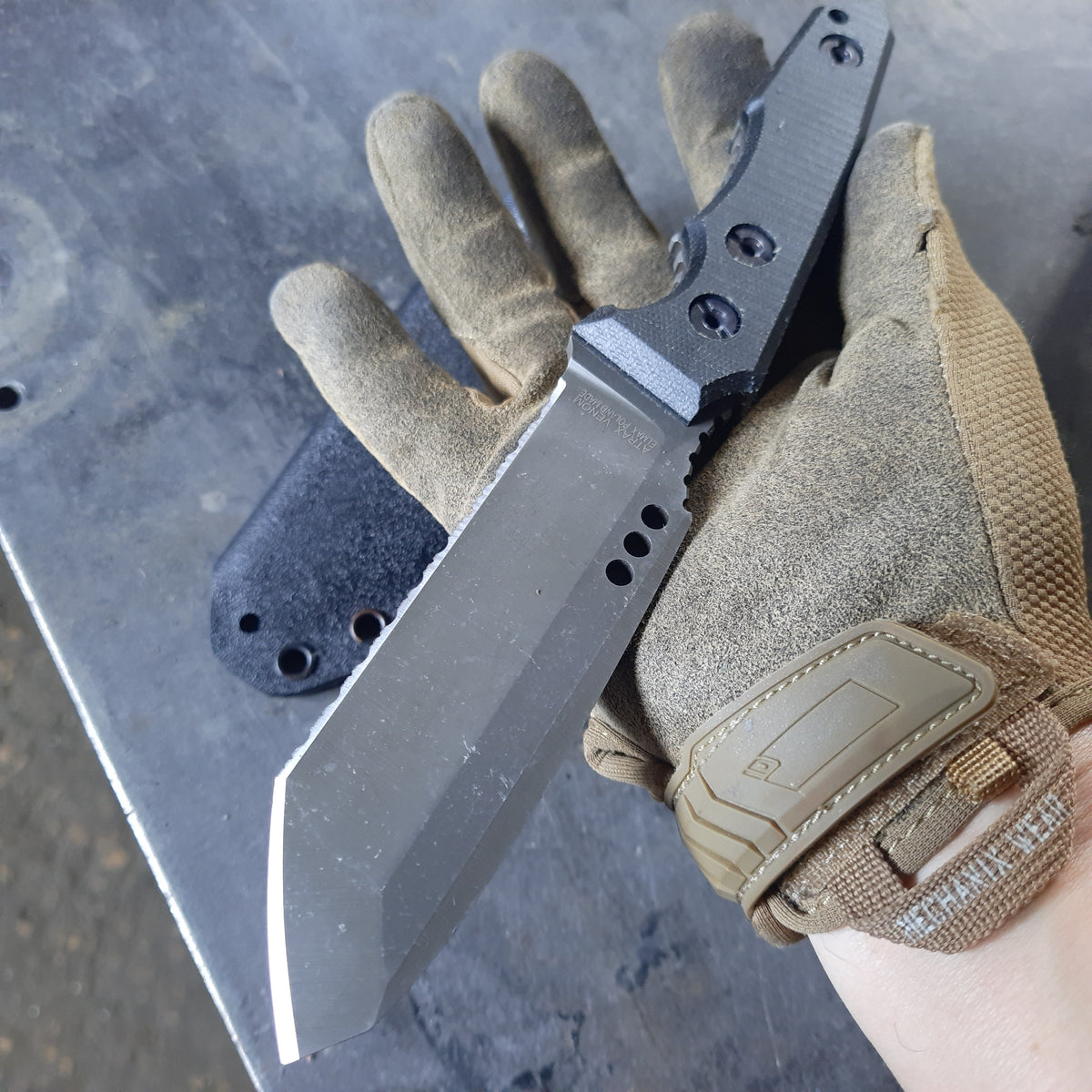 Atrax Venom Tactical &amp; Daycare Messer Stonewashed mit grünem Micarta-Griff
