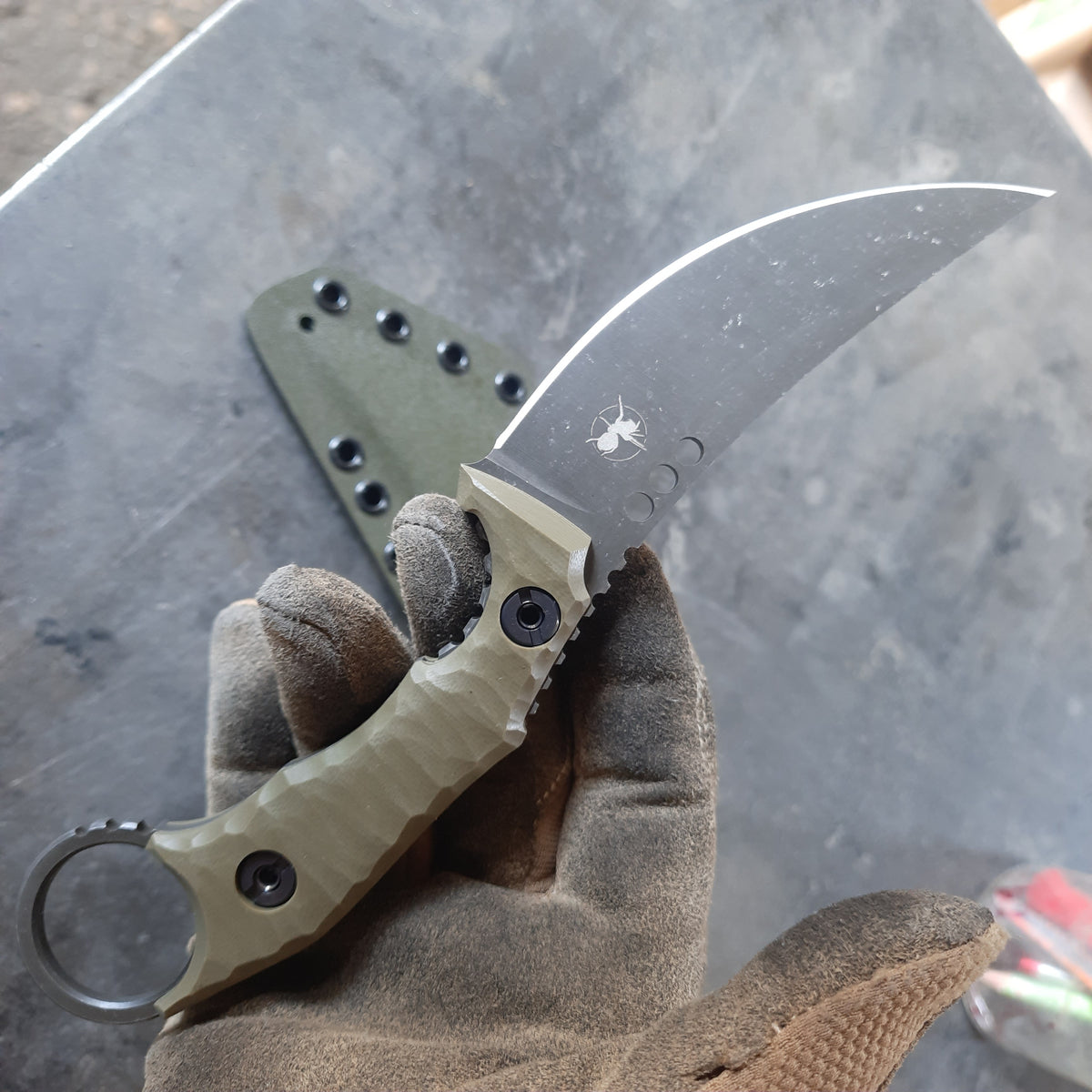 Atrax PLAGUE Stonewashed Tactical Ring Knife mit schwarzem G10-Griff und schwarzem Kydex
