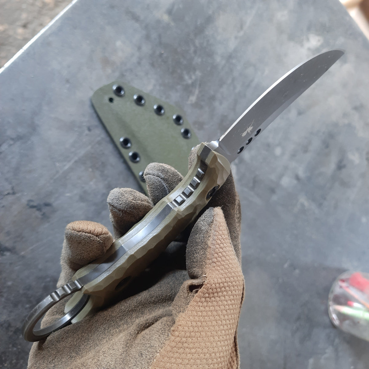 Atrax PLAGUE Stonewashed Tactical Ring Knife mit schwarzem G10-Griff und schwarzem Kydex