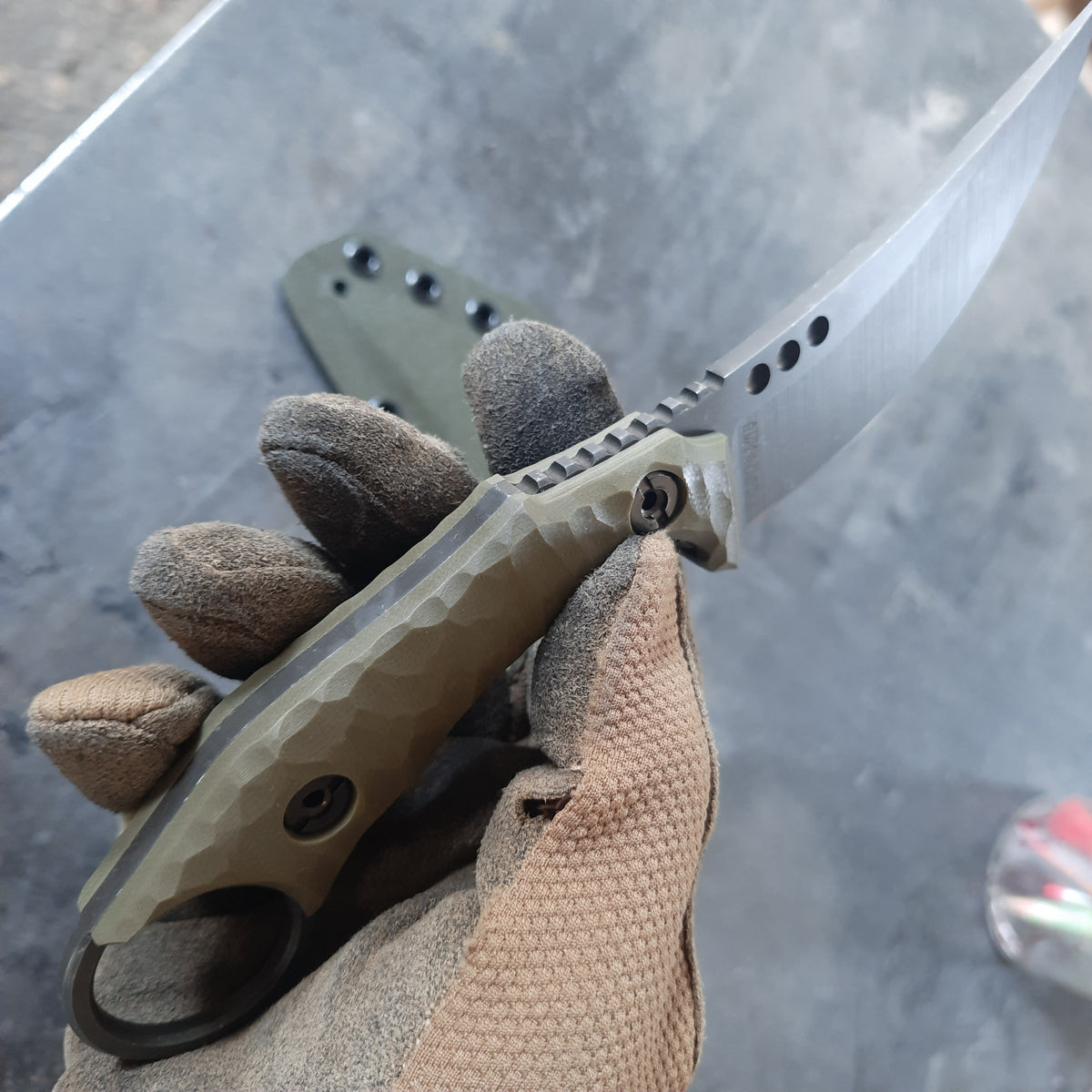 Atrax PLAGUE Stonewashed Tactical Ring Knife mit schwarzem G10-Griff und schwarzem Kydex