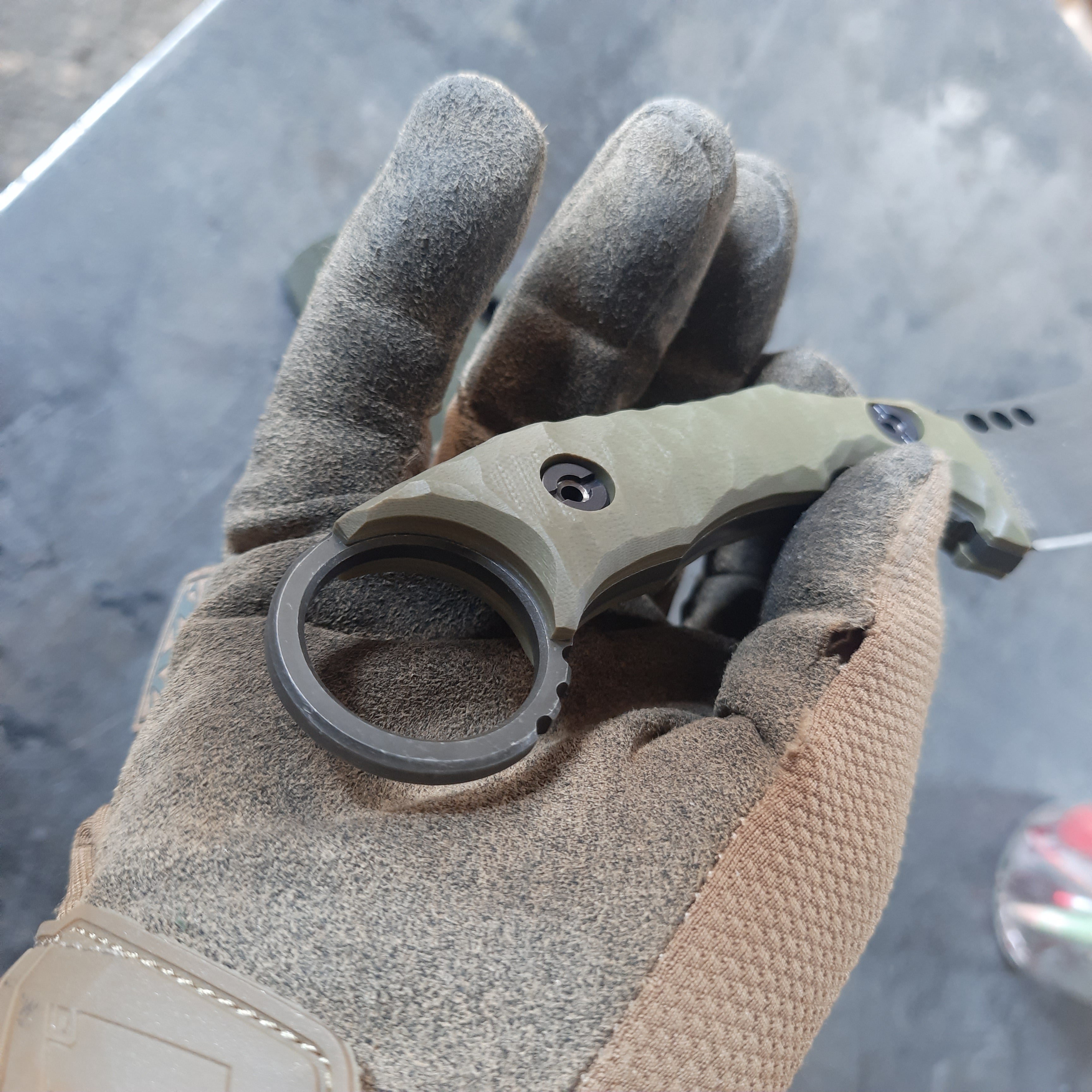 Atrax PLAGUE Stonewashed Tactical Ring Knife mit schwarzem G10-Griff und schwarzem Kydex