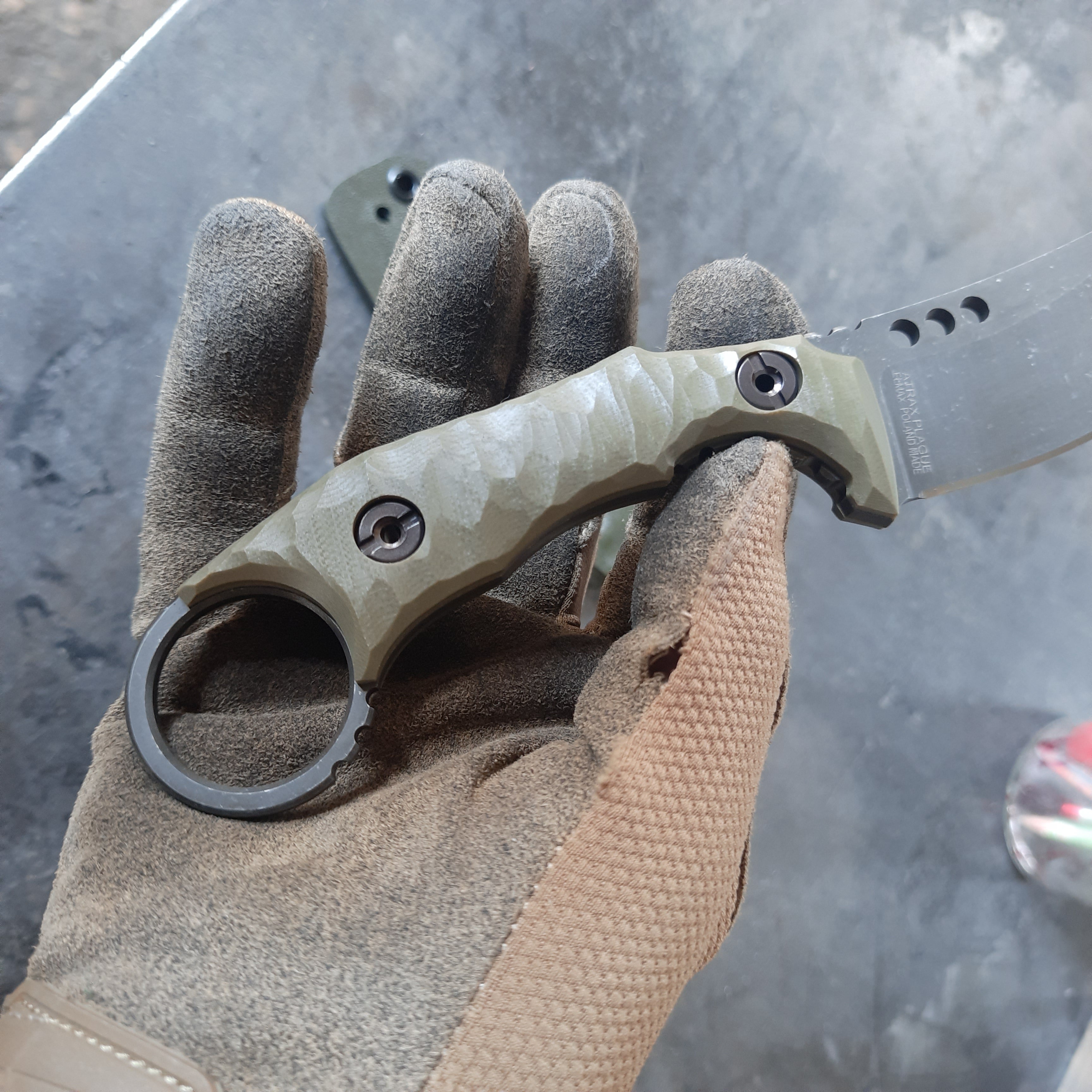 Atrax PLAGUE Stonewashed Tactical Ring Knife mit schwarzem G10-Griff und schwarzem Kydex