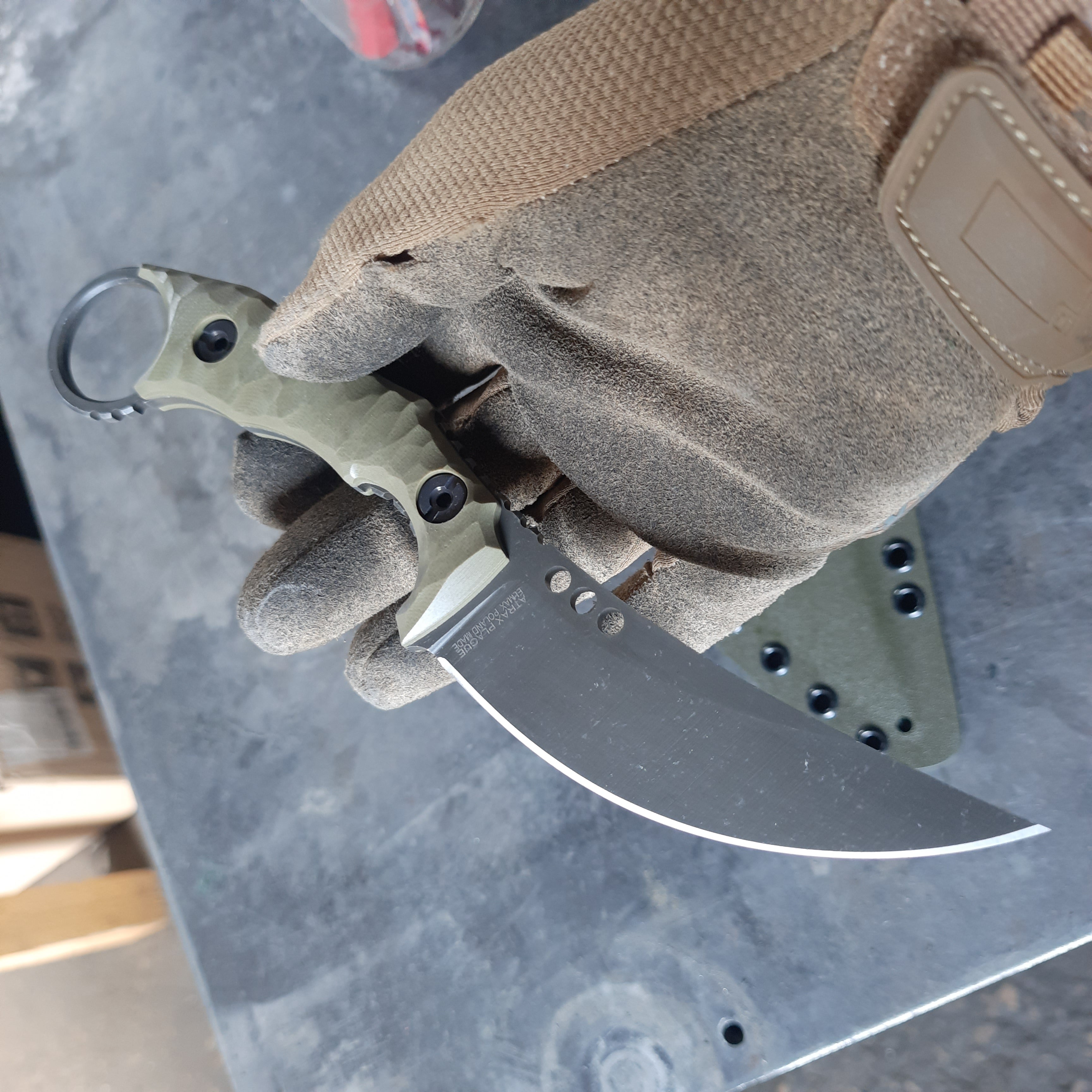 Atrax PLAGUE Stonewashed Tactical Ring Knife mit schwarzem G10-Griff und schwarzem Kydex