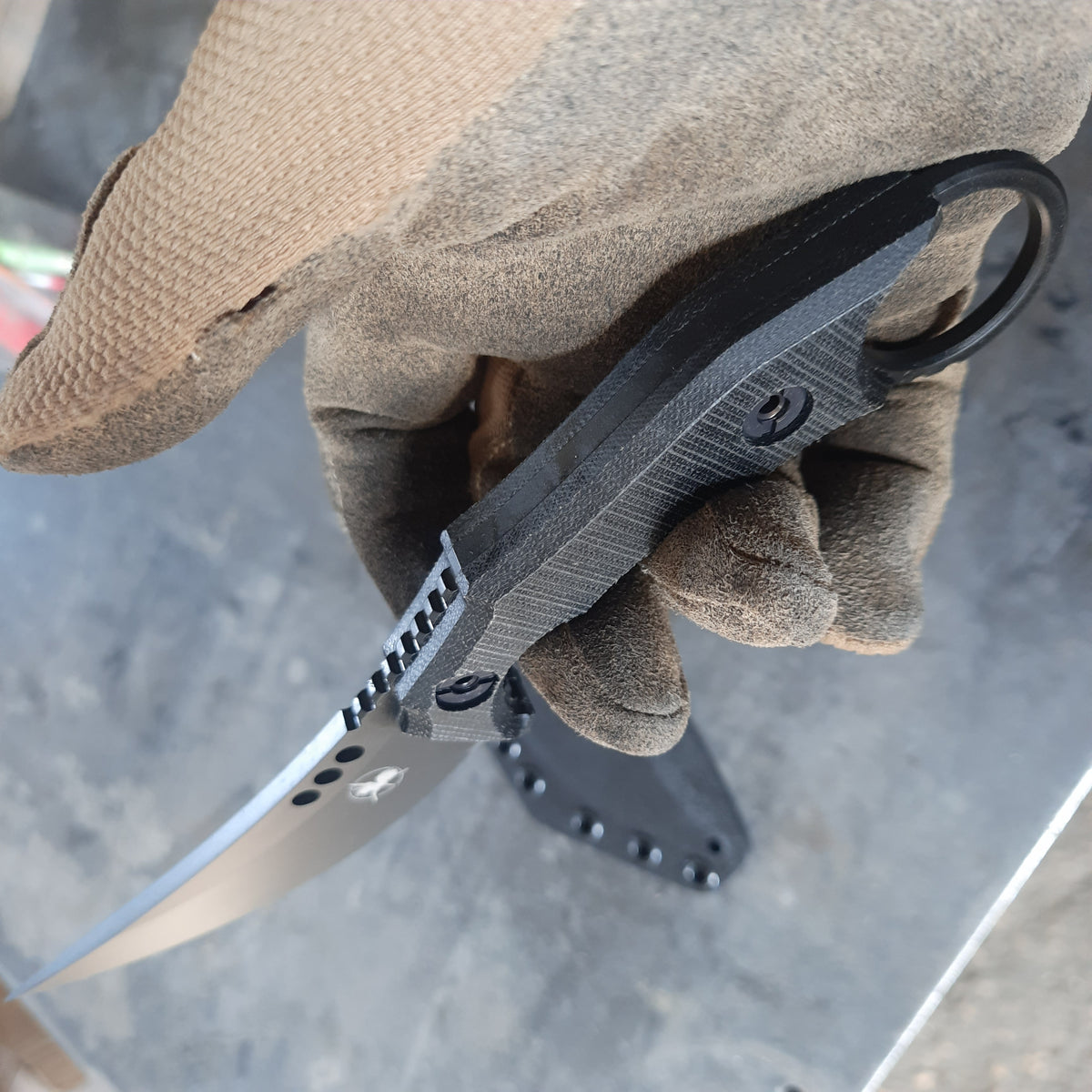 Nóż taktyczny Atrax PLAGUE Stonewashed z czarną rękojeścią G10 i czarnym kydexem