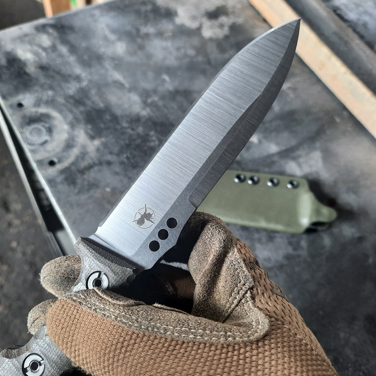 Atrax NOXIOUS Taktisches Messer mit braunem Griff und LR BLACK Cerakote