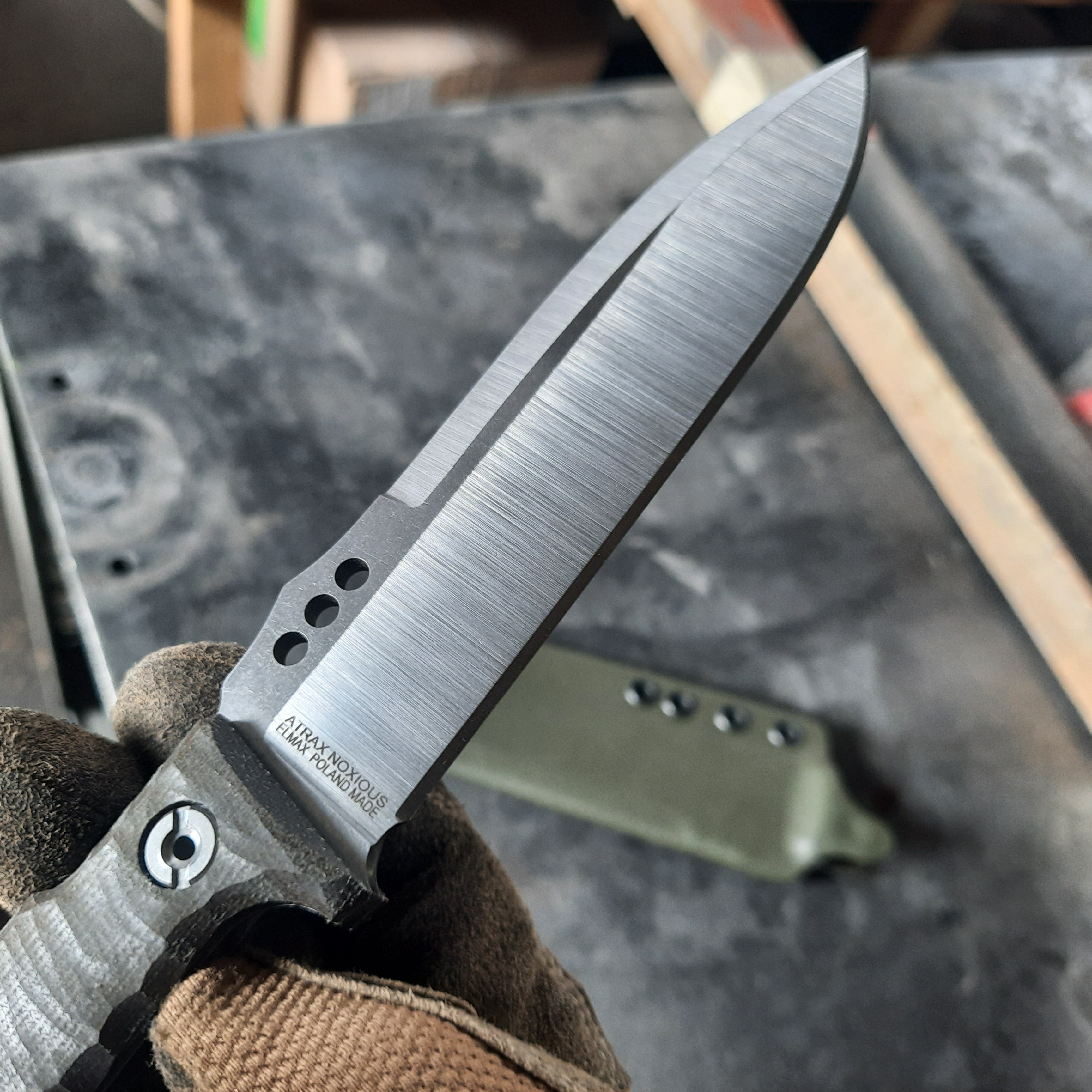 Atrax NOXIOUS Taktisches Messer mit braunem Griff und LR BLACK Cerakote