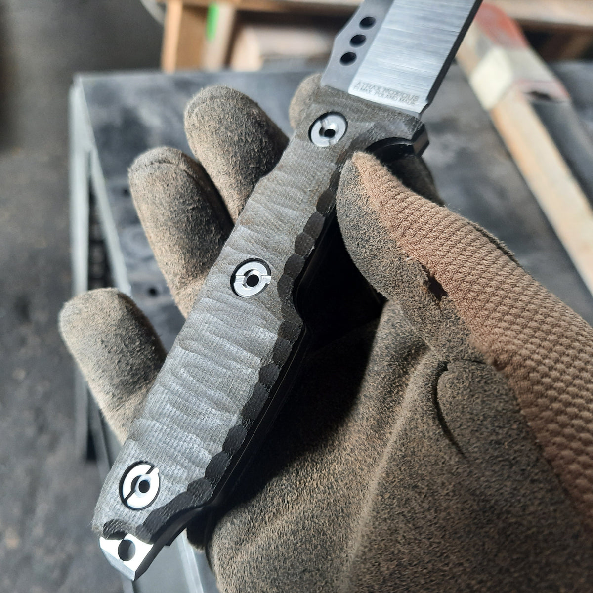 Atrax NOXIOUS Taktisches Messer mit braunem Griff und LR BLACK Cerakote
