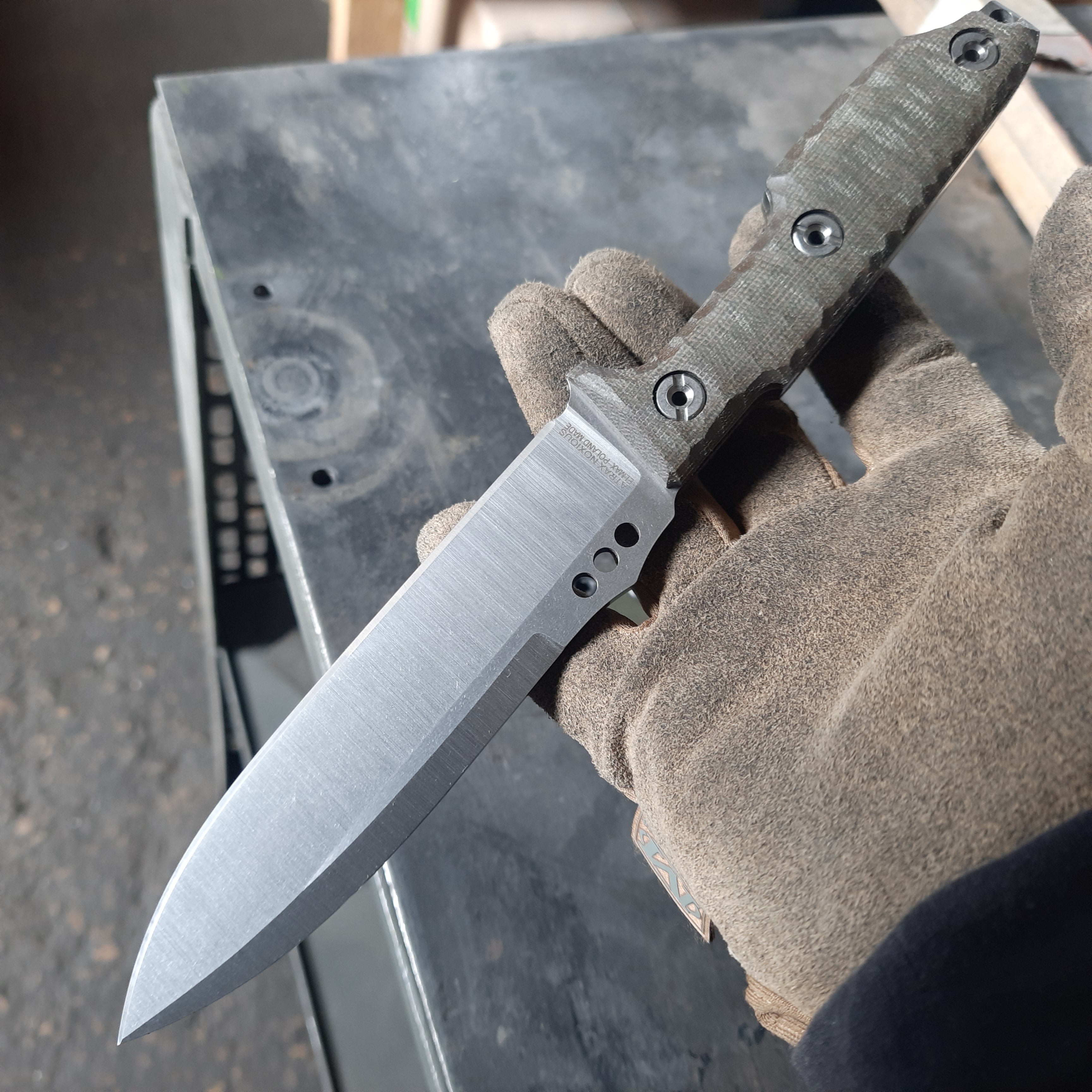 Atrax NOXIOUS Taktisches Messer mit braunem Griff und LR BLACK Cerakote