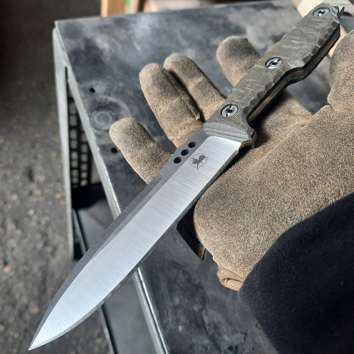 Atrax NOXIOUS Taktisches Messer mit braunem Griff und LR BLACK Cerakote