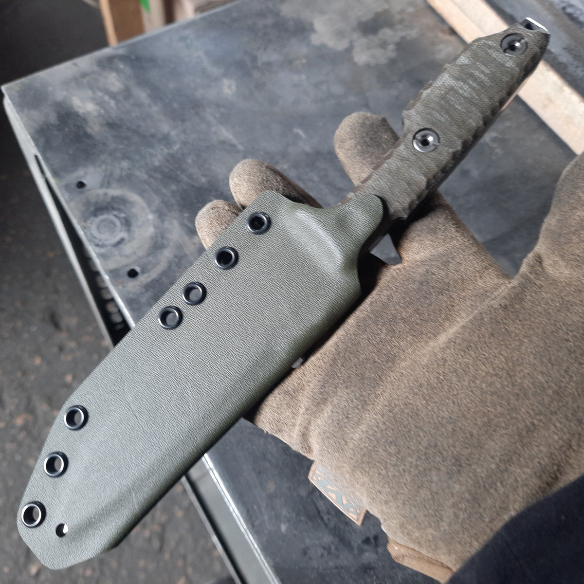 Atrax NOXIOUS Taktisches Messer mit braunem Griff und LR BLACK Cerakote