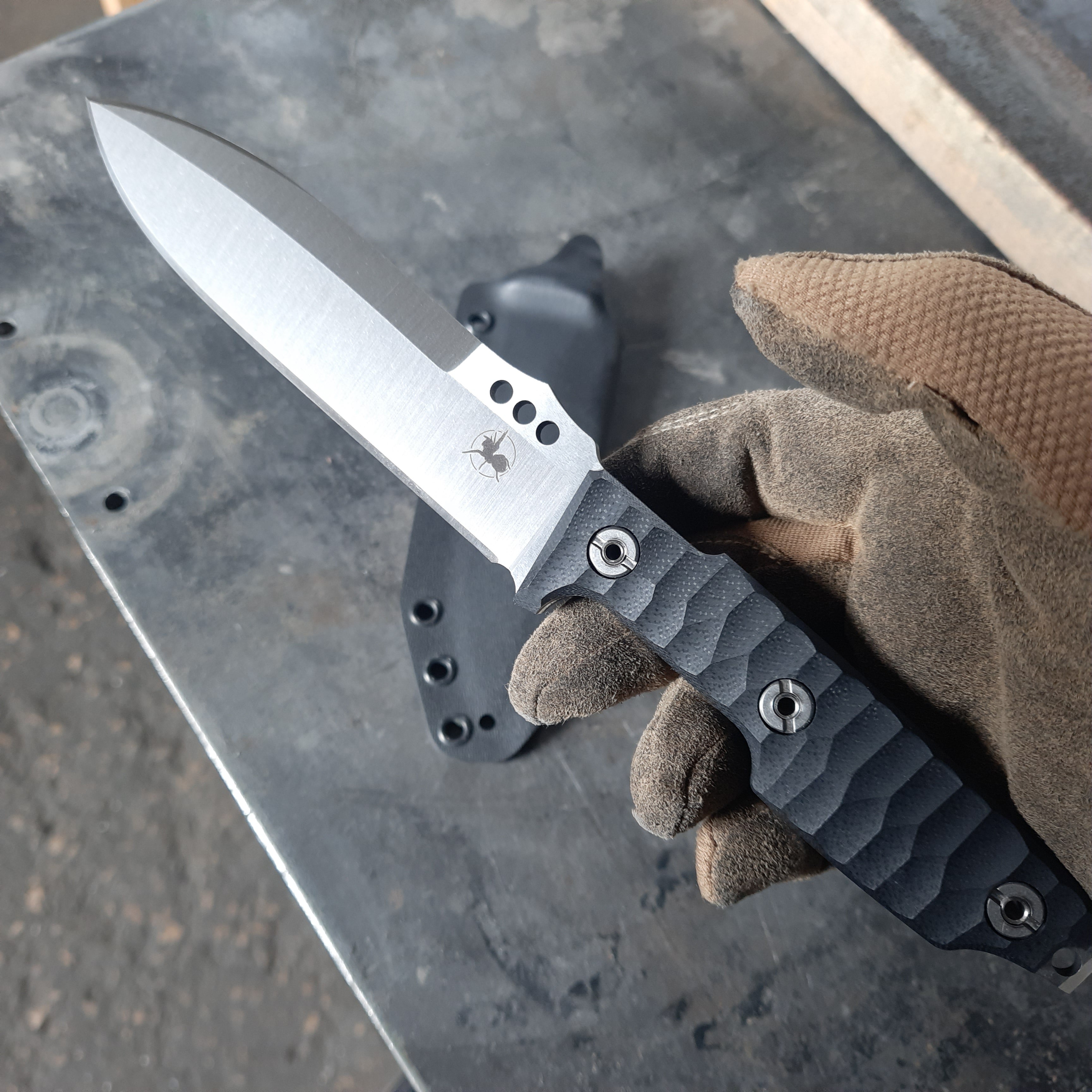 Atrax NOXIOUS Taktisches Messer mit braunem Griff und LR BLACK Cerakote