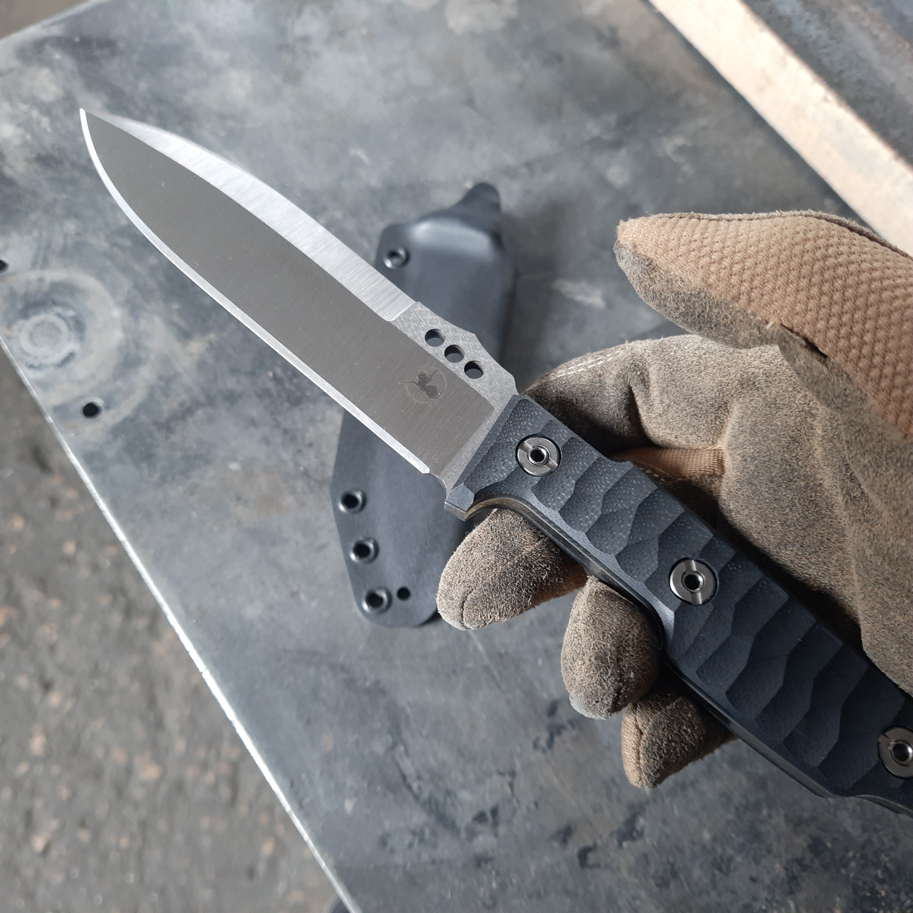 Atrax NOXIOUS Taktisches Messer mit braunem Griff und LR BLACK Cerakote