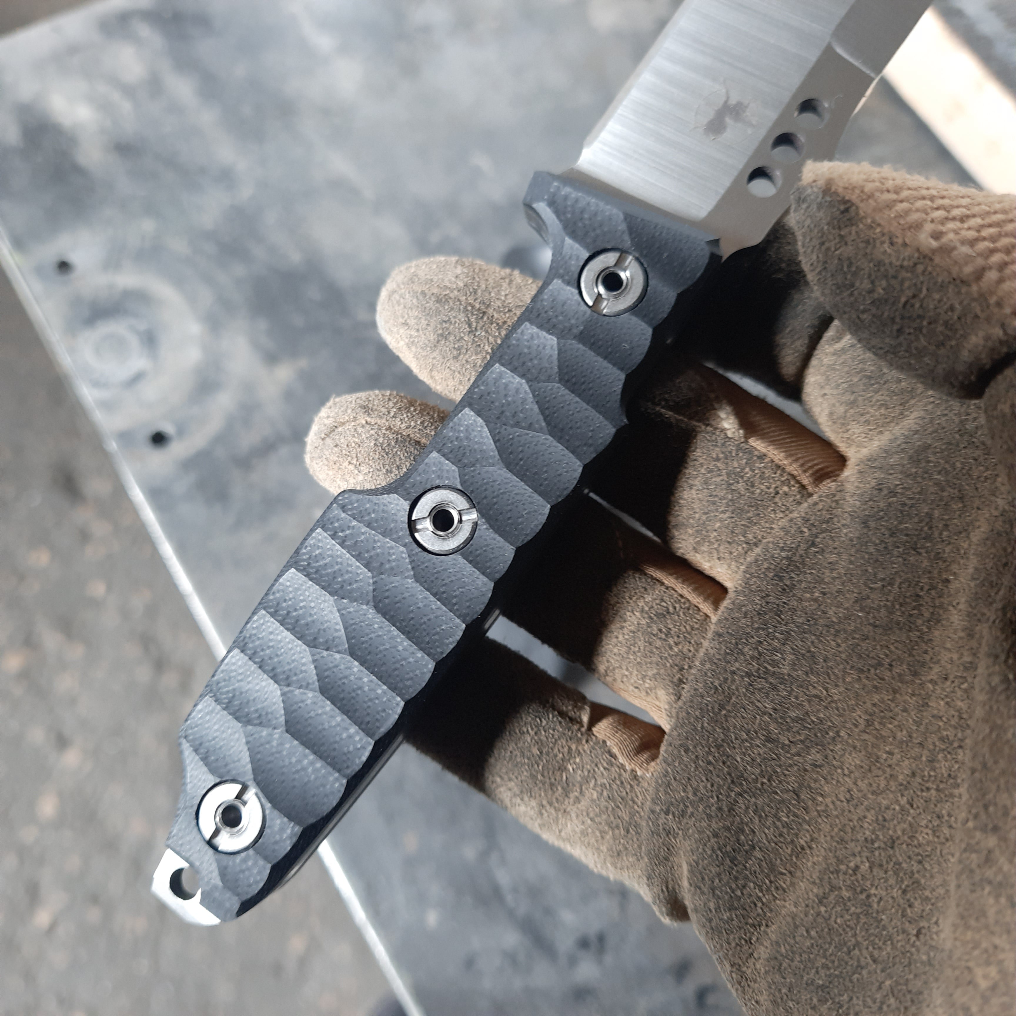 Atrax NOXIOUS Taktisches Messer mit braunem Griff und LR BLACK Cerakote