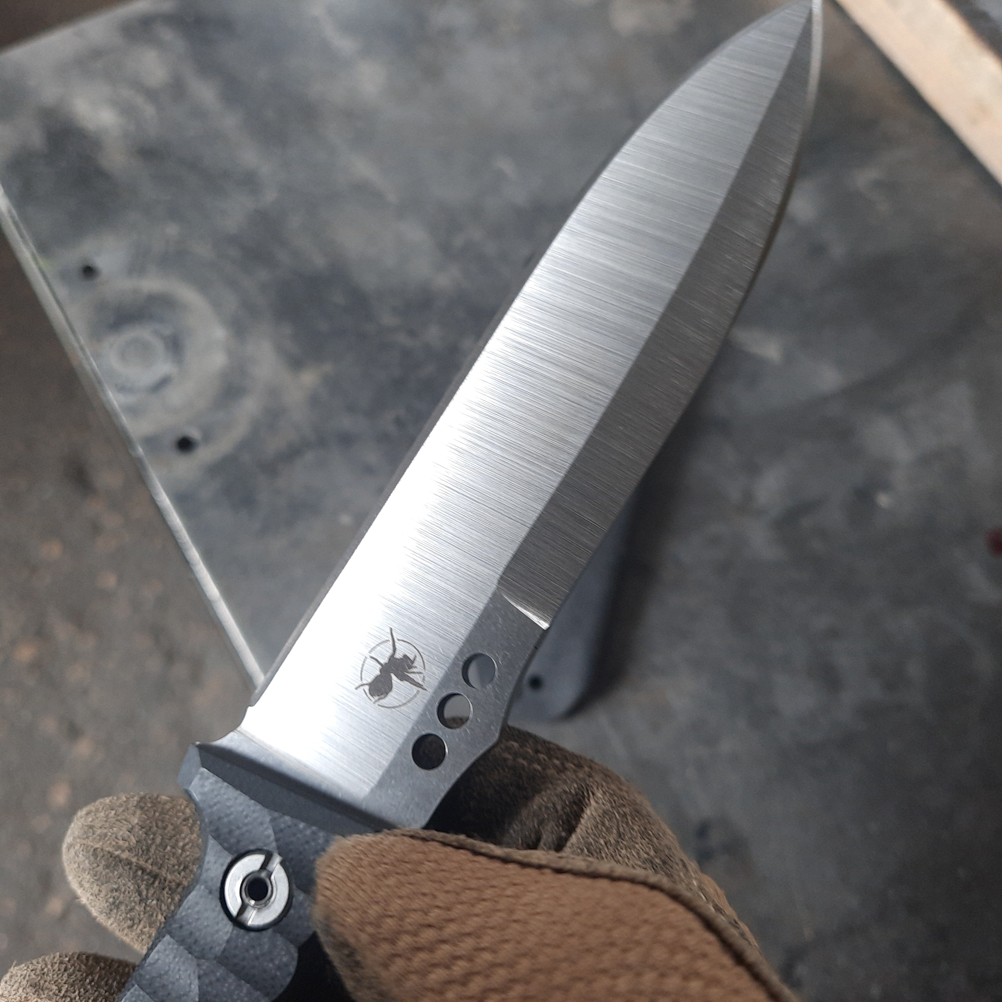 Atrax NOXIOUS Taktisches Messer mit braunem Griff und LR BLACK Cerakote