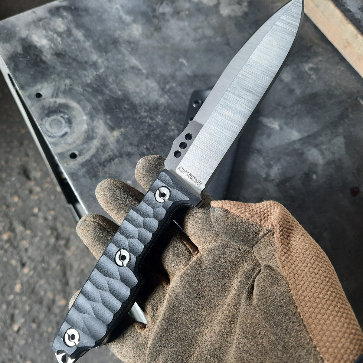 Atrax NOXIOUS Taktisches Messer mit braunem Griff und LR BLACK Cerakote