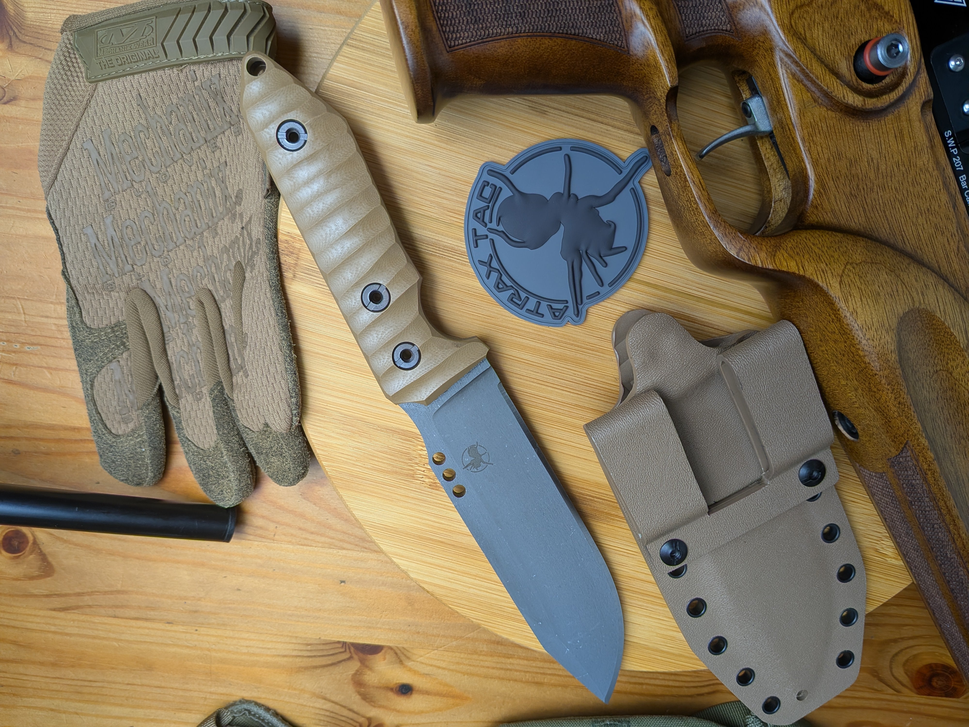 Nóż taktyczny Atrax BOA Stonewashed z rękojeścią z czarnego płótna Micarta i metalicznym szarym Kydexem