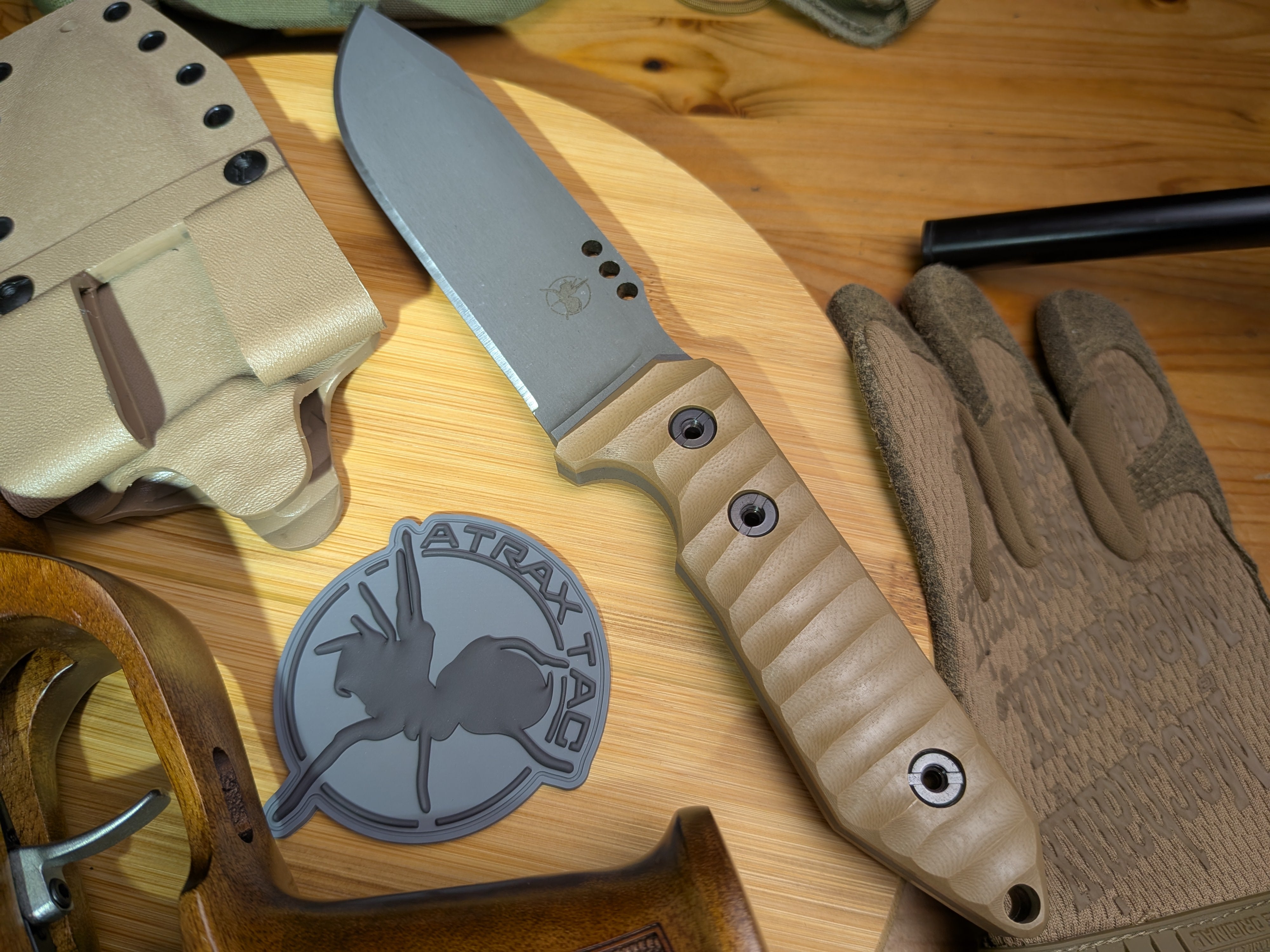 Nóż taktyczny Atrax BOA Stonewashed z rękojeścią z czarnego płótna Micarta i metalicznym szarym Kydexem