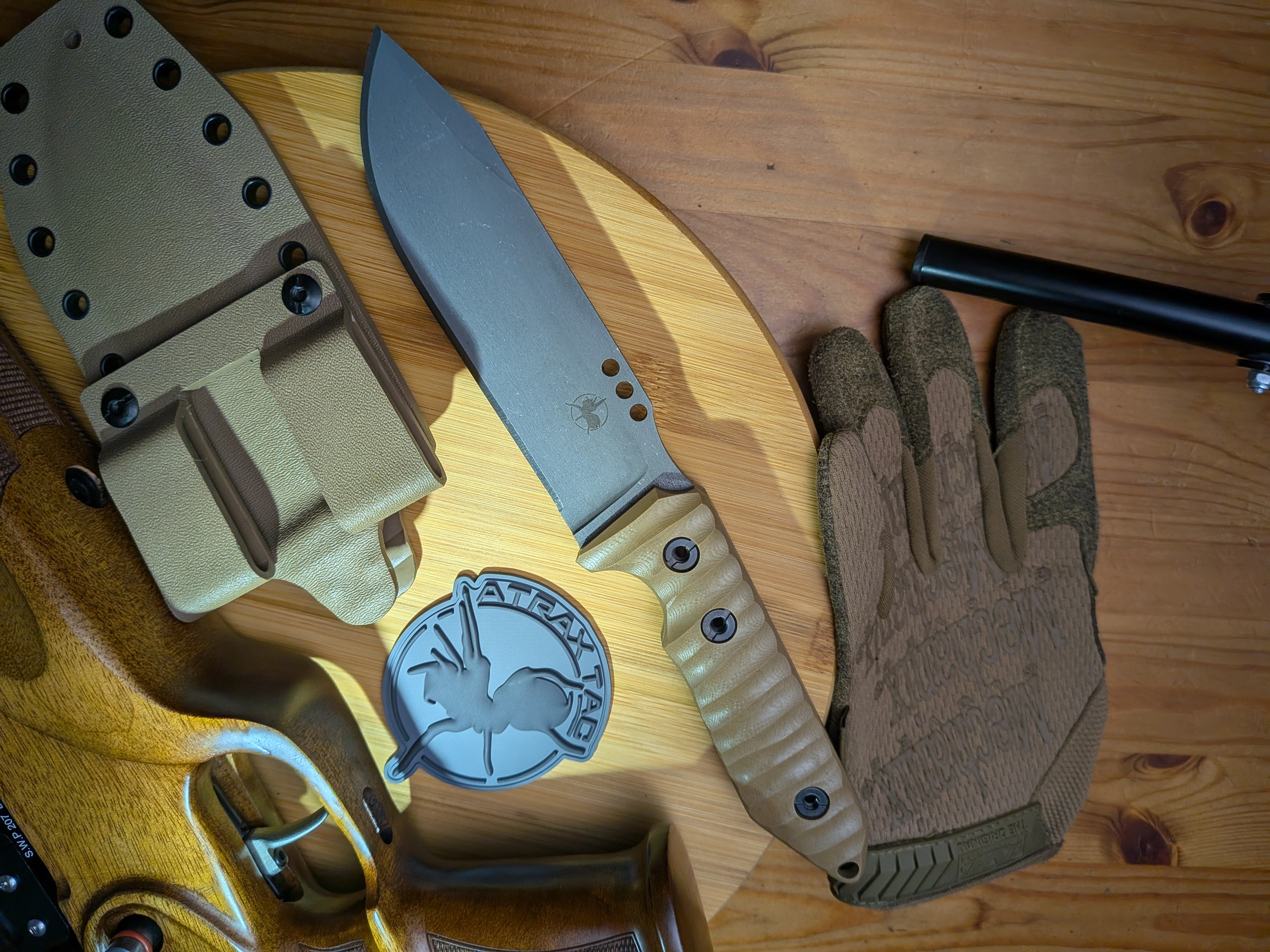 Nóż taktyczny Atrax BOA Stonewashed z rękojeścią z czarnego płótna Micarta i metalicznym szarym Kydexem