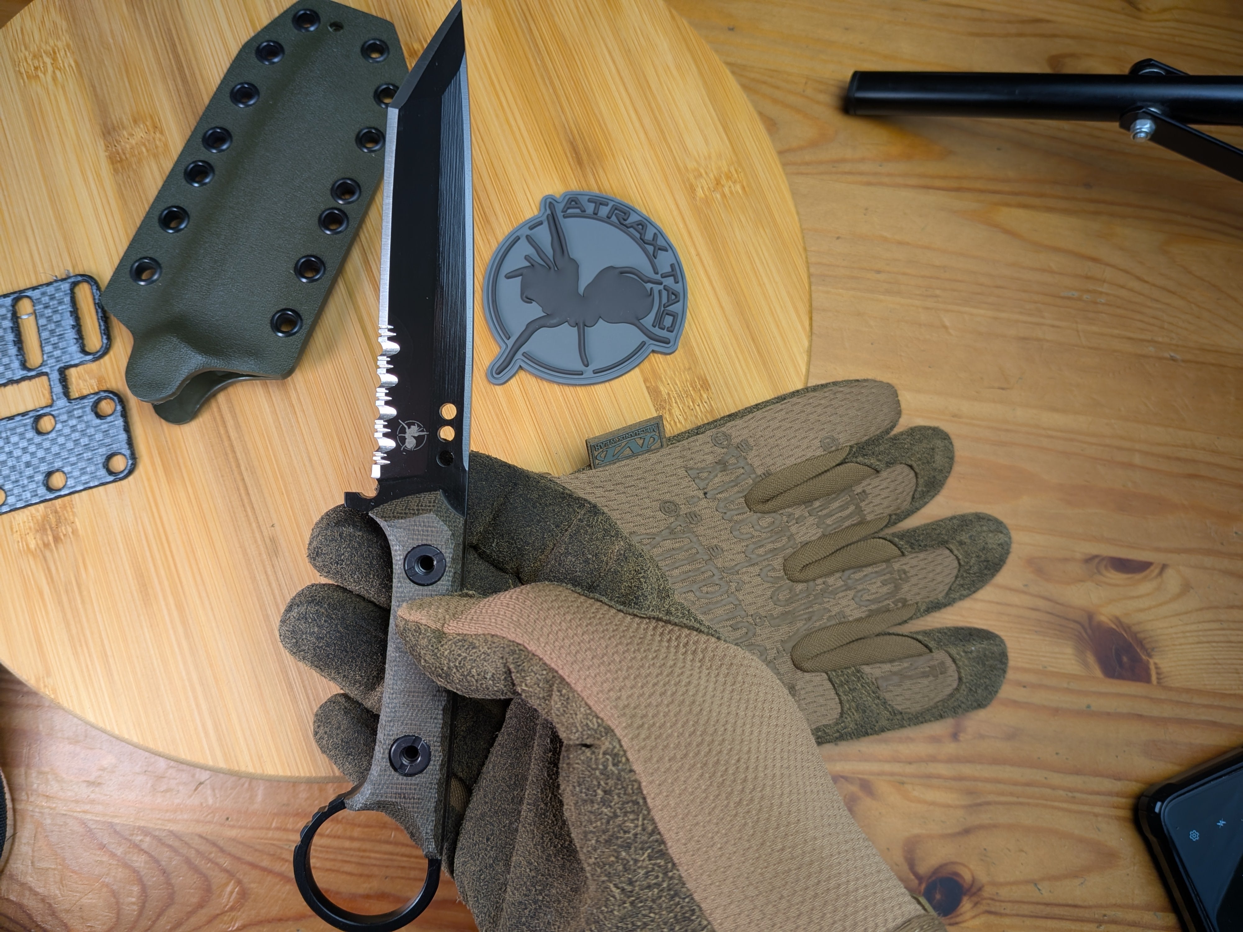 Atrax Shadow XL Taktisches Ringmesser mit braunem Canvas-Micarta-Griff