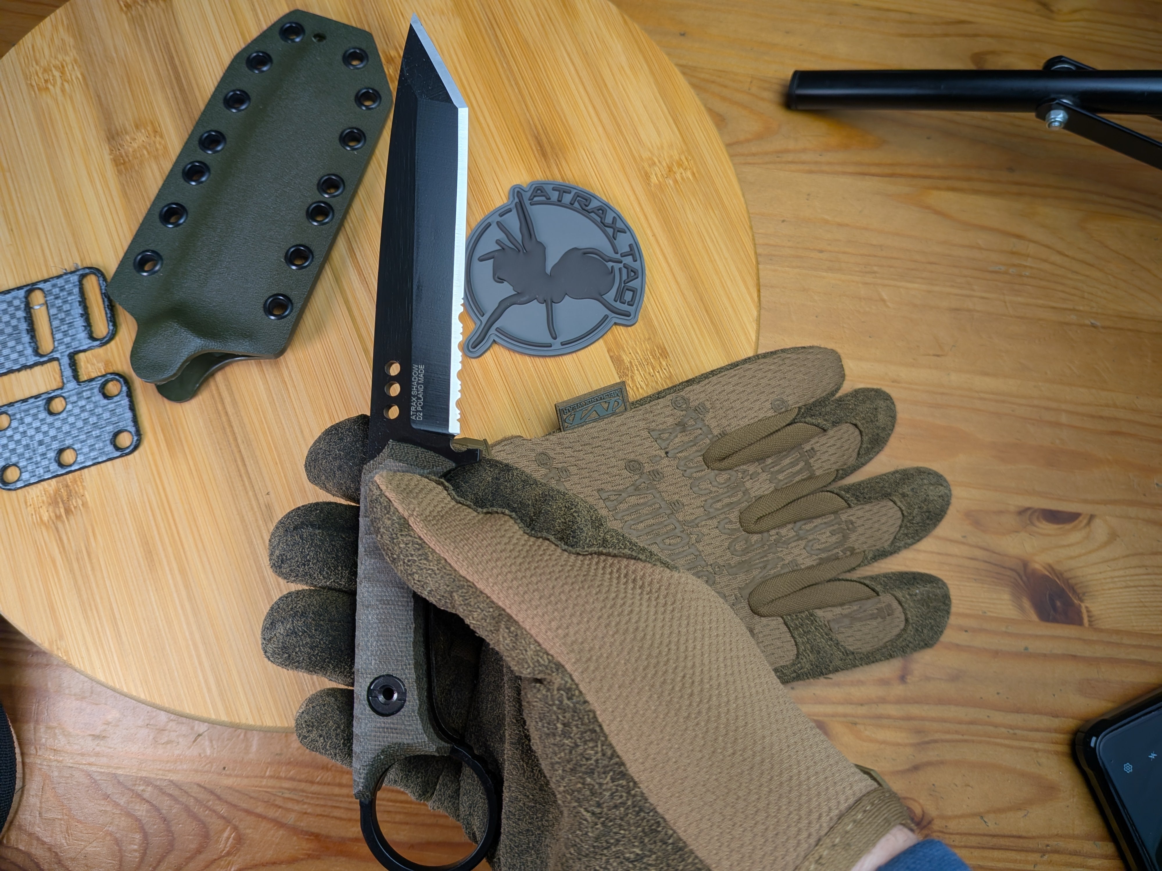 Atrax Shadow XL Taktisches Ringmesser mit braunem Canvas-Micarta-Griff