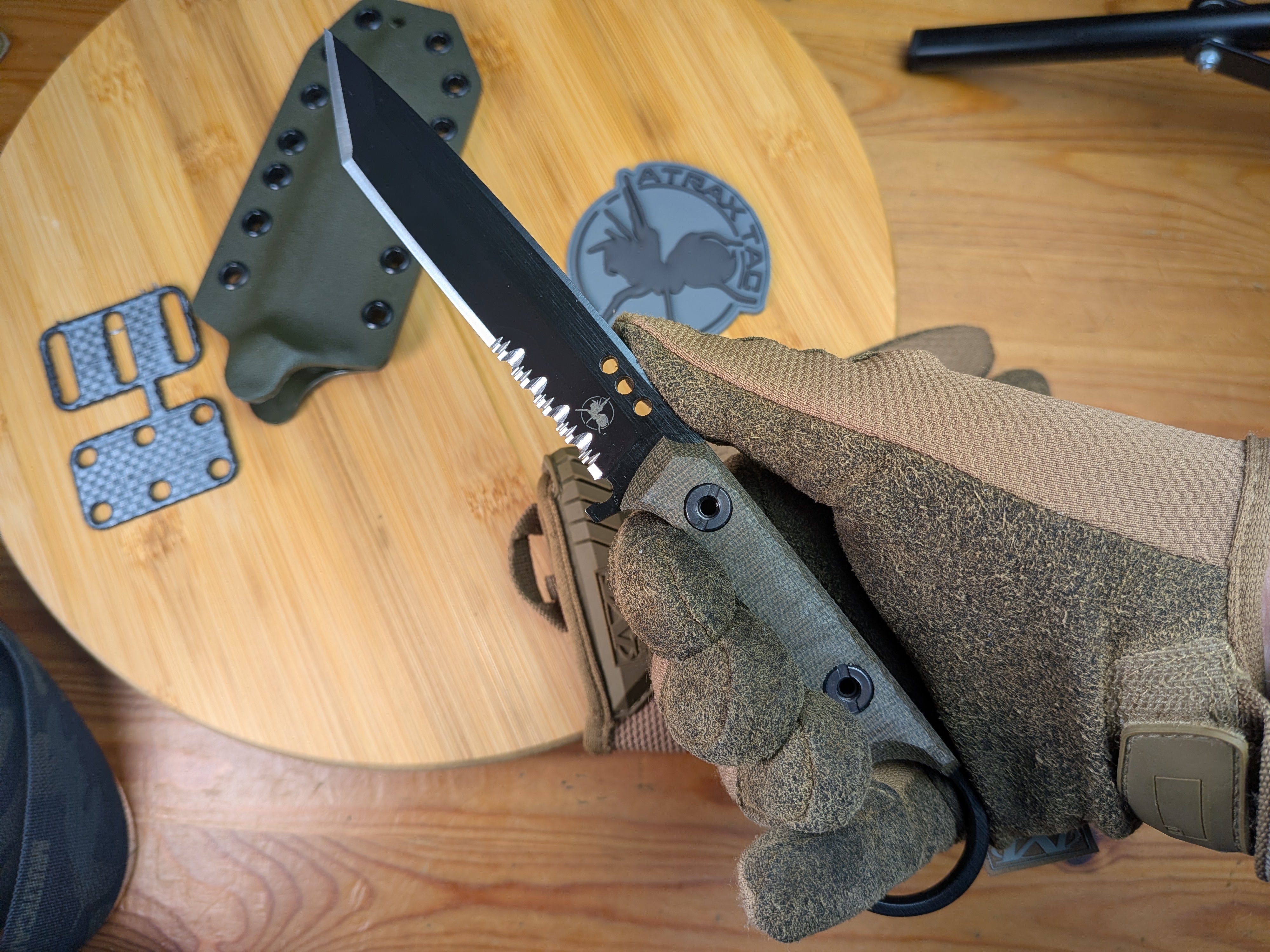 Atrax Shadow XL Taktisches Ringmesser mit braunem Canvas-Micarta-Griff