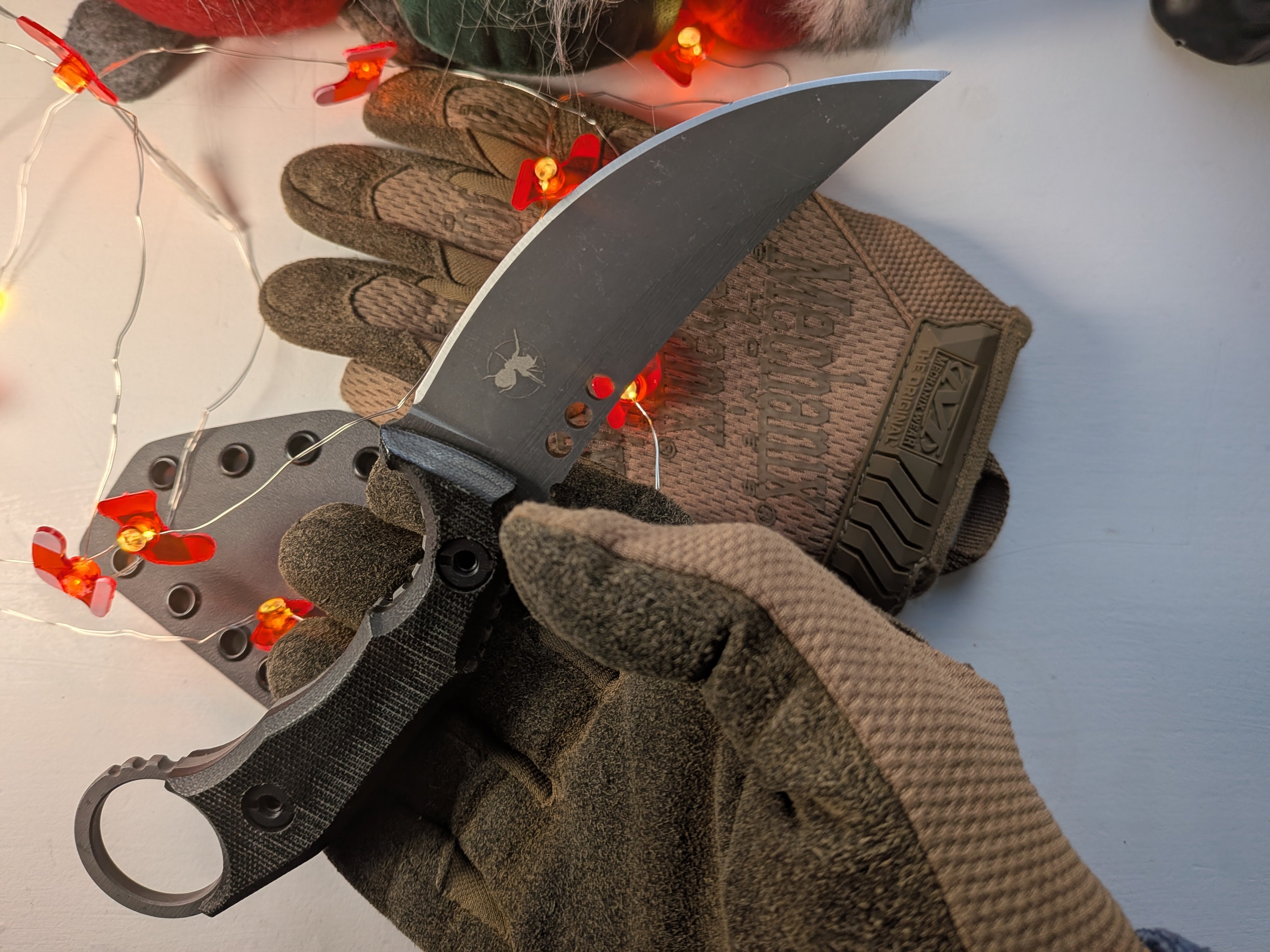 Atrax PLAGUE Stonewashed Tactical Ring Knife mit schwarzem G10-Griff und schwarzem Kydex