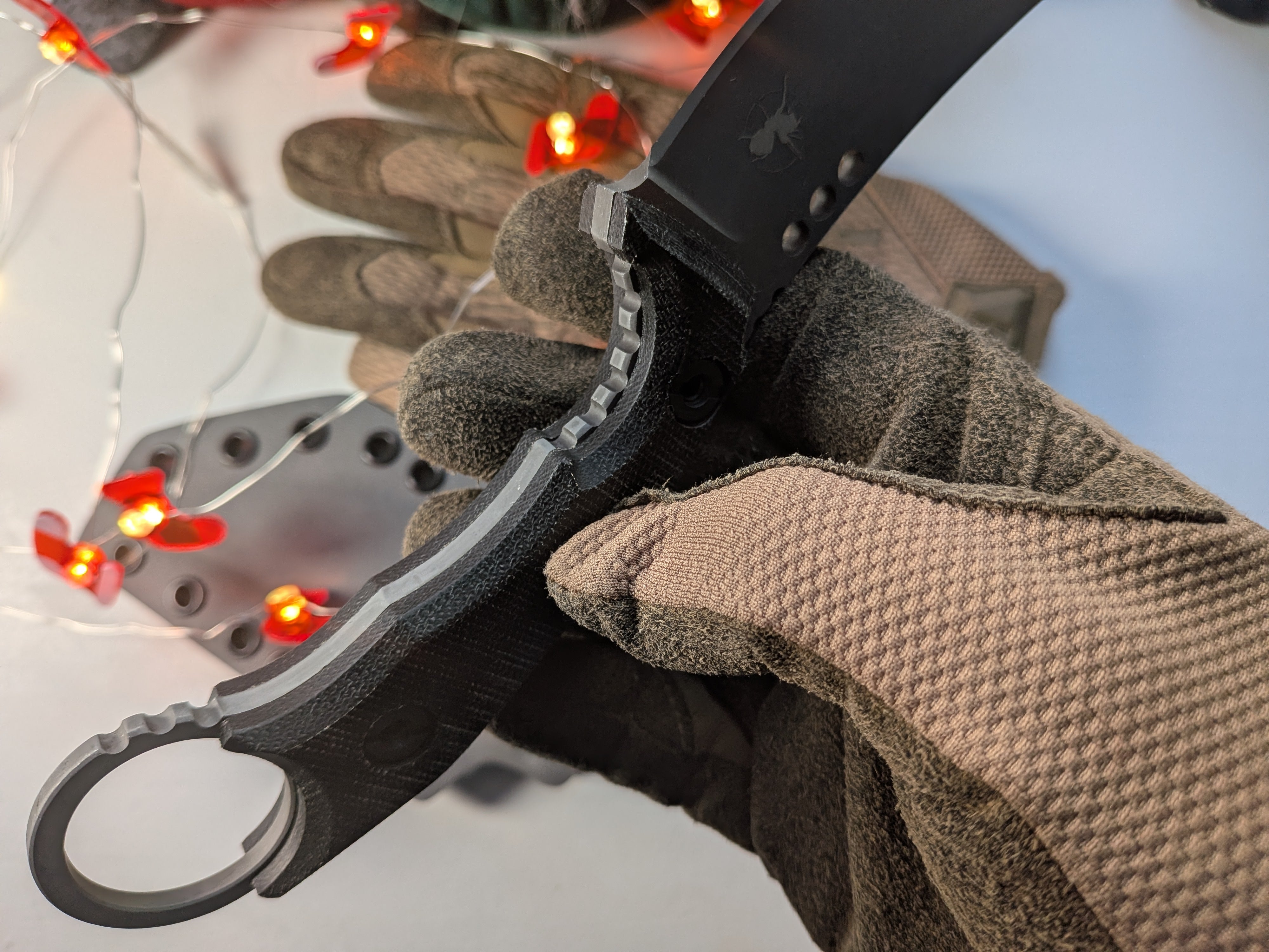 Atrax PLAGUE Stonewashed Tactical Ring Knife mit schwarzem G10-Griff und schwarzem Kydex