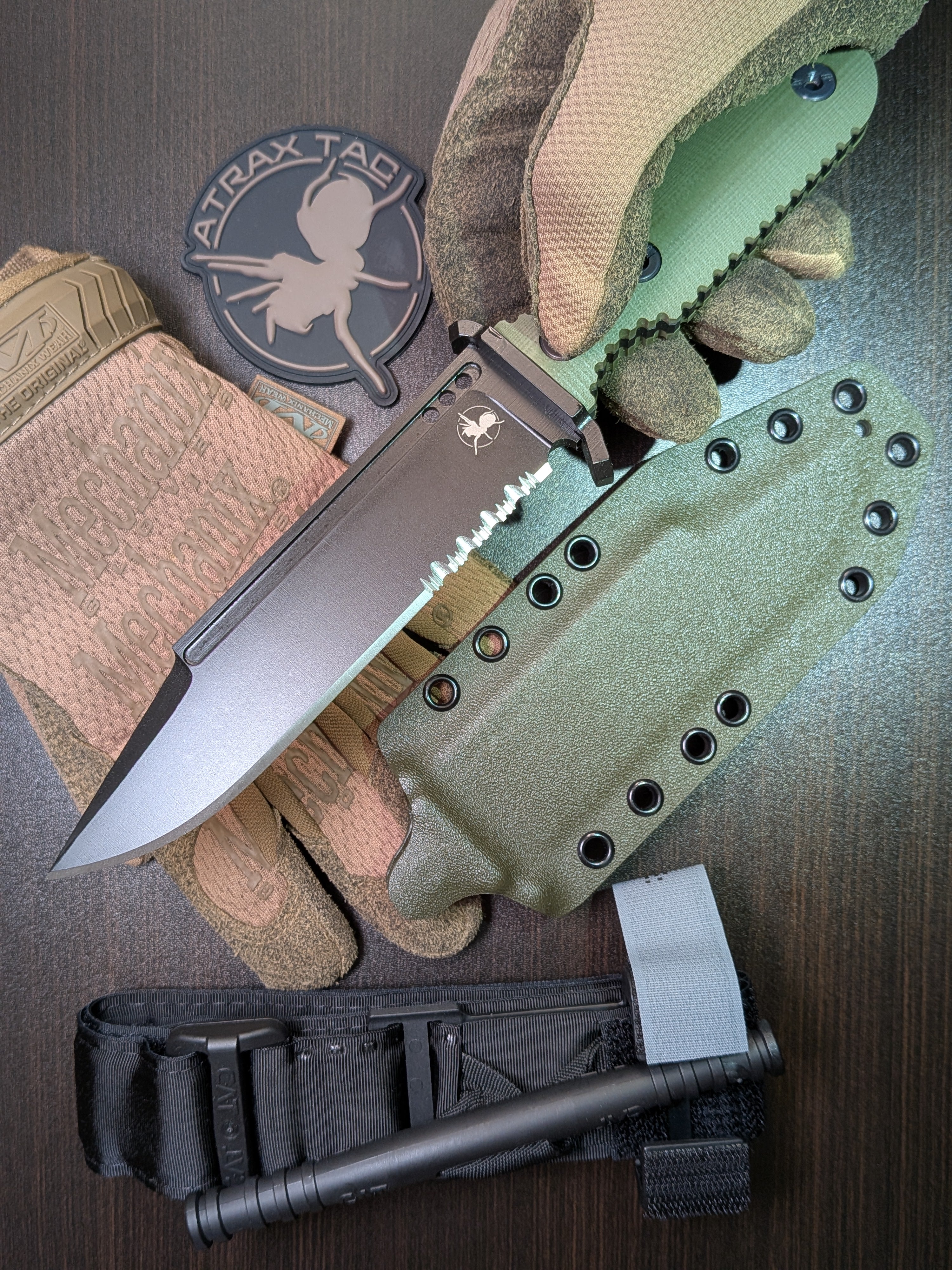 Atrax NOXIOUS Taktisches Messer mit braunem Griff und LR BLACK Cerakote