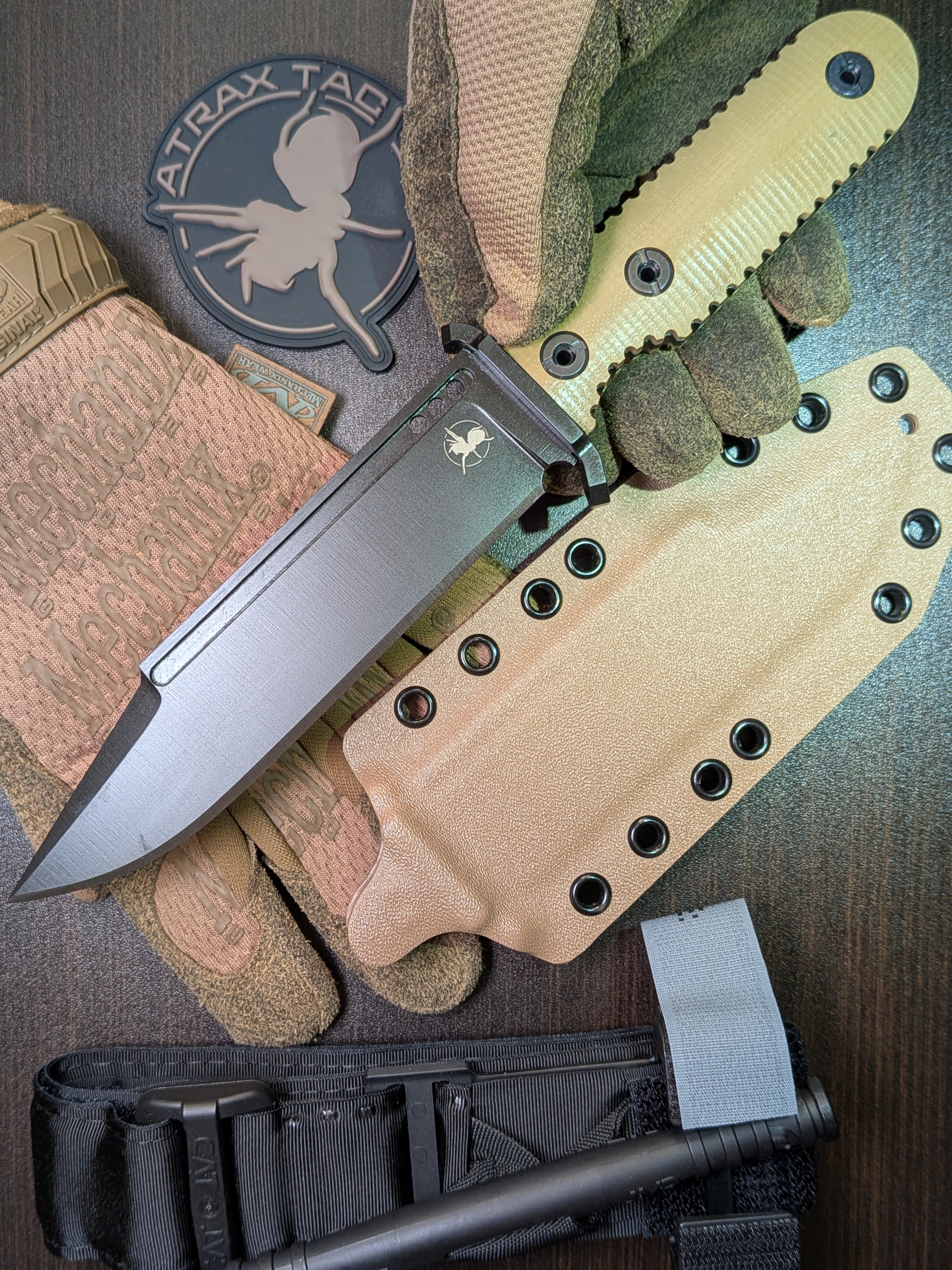 Atrax NOXIOUS Taktisches Messer mit braunem Griff und LR BLACK Cerakote