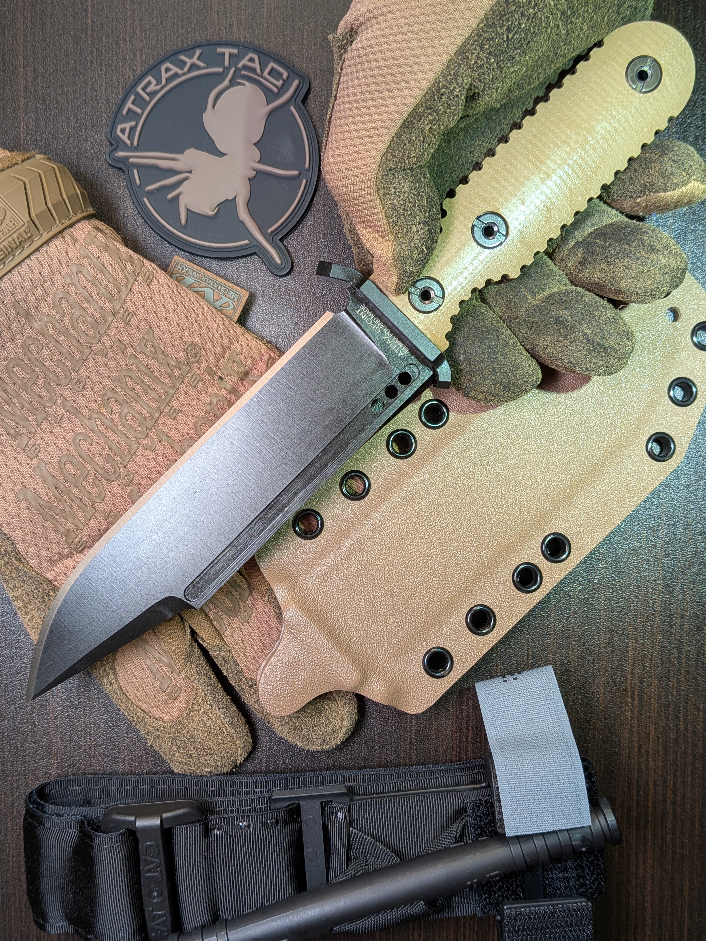 Atrax NOXIOUS Taktisches Messer mit braunem Griff und LR BLACK Cerakote