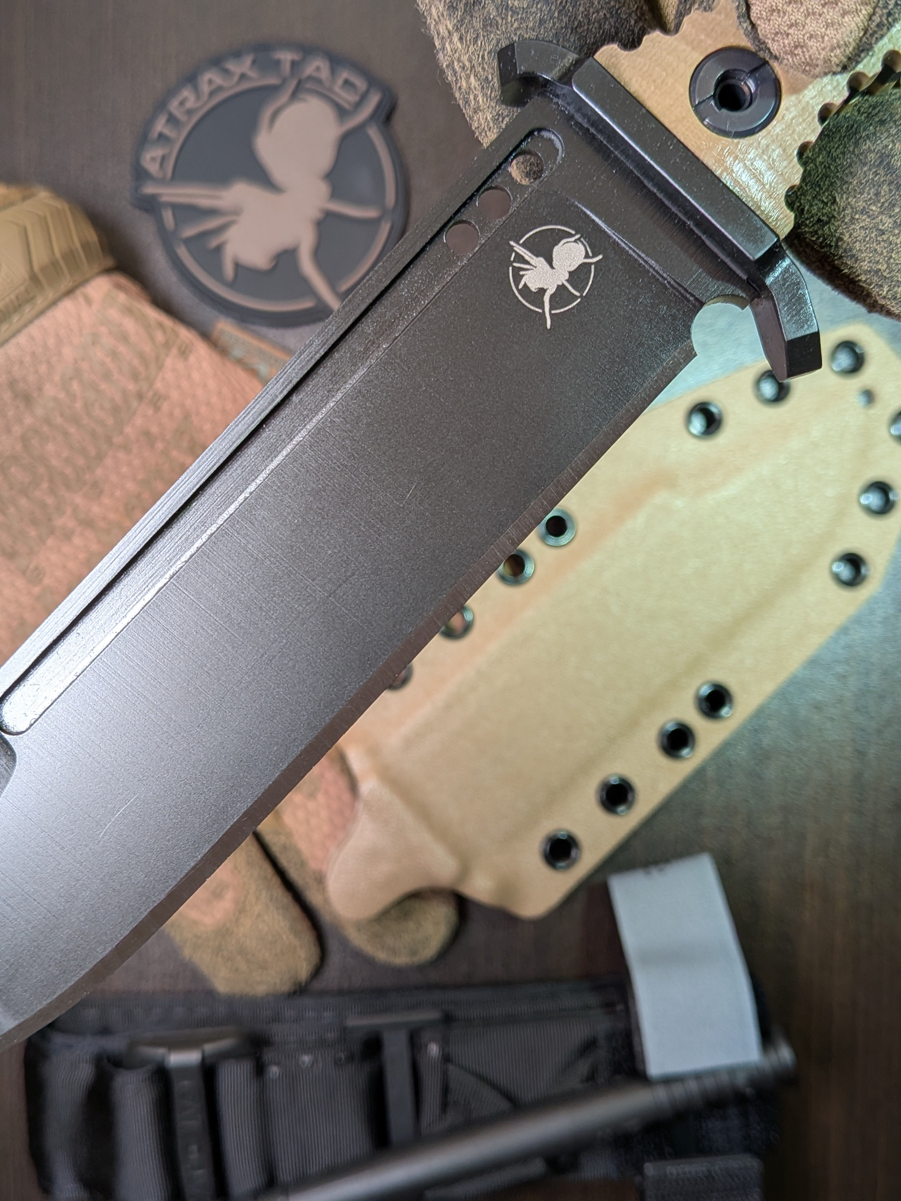 Atrax NOXIOUS Taktisches Messer mit braunem Griff und LR BLACK Cerakote