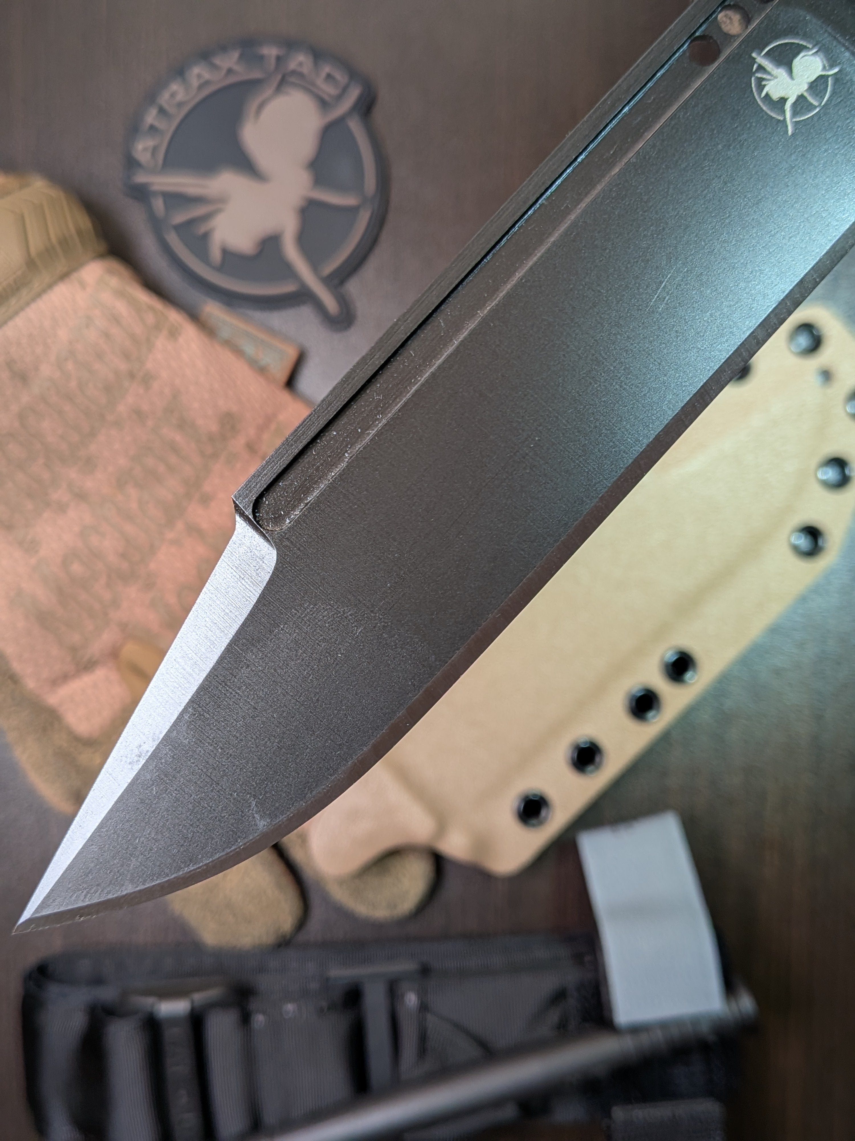 Atrax NOXIOUS Taktisches Messer mit braunem Griff und LR BLACK Cerakote